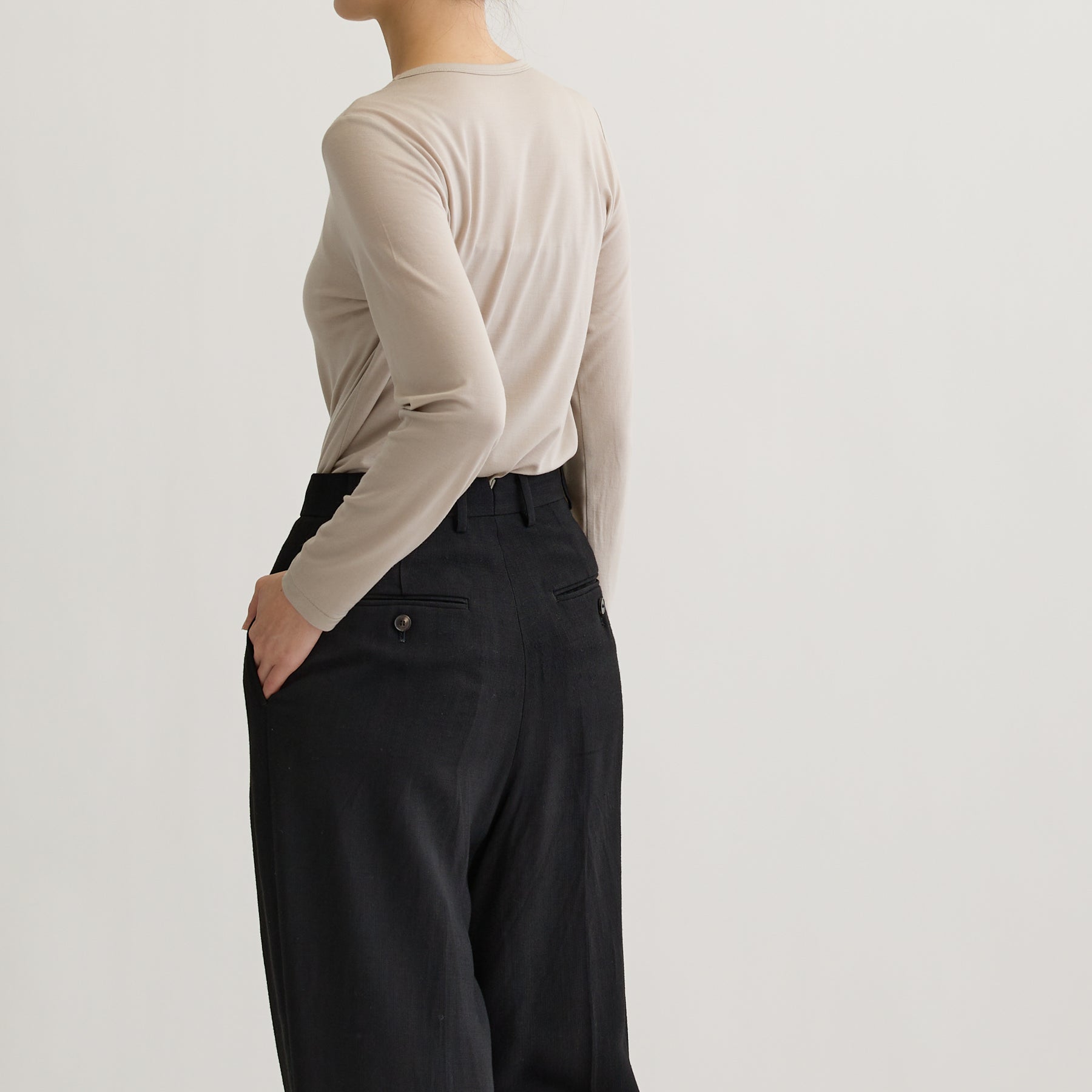 メリノウール100%天竺 クルーネック長袖カットソー, オイスターの着用イメージ(斜め後)