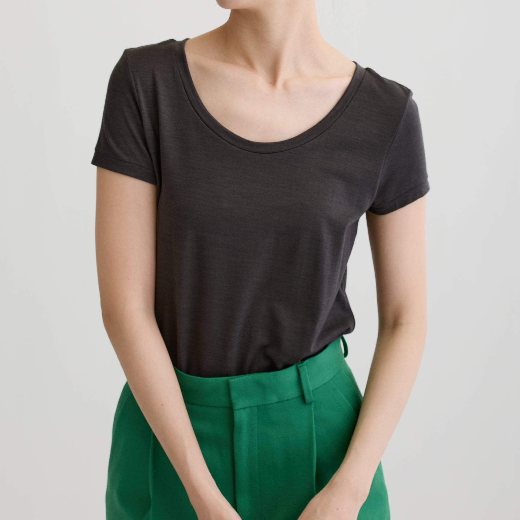 メリノウール100%天竺 2way半袖カットソー, チャコールの着用イメージ(前)