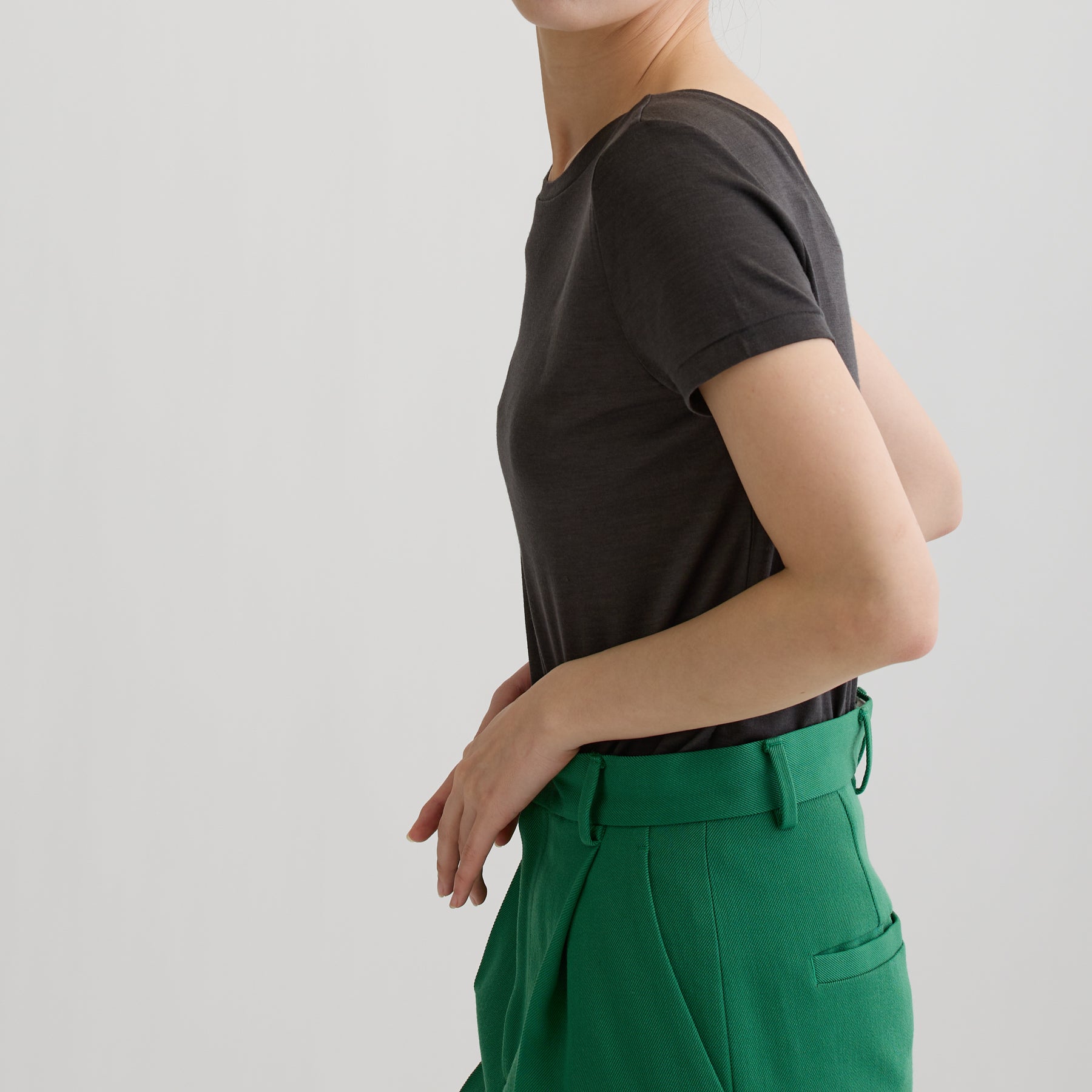 メリノウール100%天竺 2way半袖カットソー, チャコールの着用イメージ(後ろ前で着用、横)