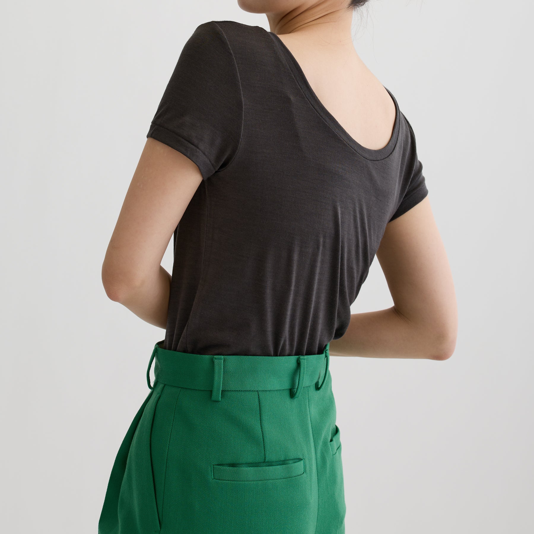 メリノウール100%天竺 2way半袖カットソー, チャコールの着用イメージ(後ろ前で着用、斜め後)