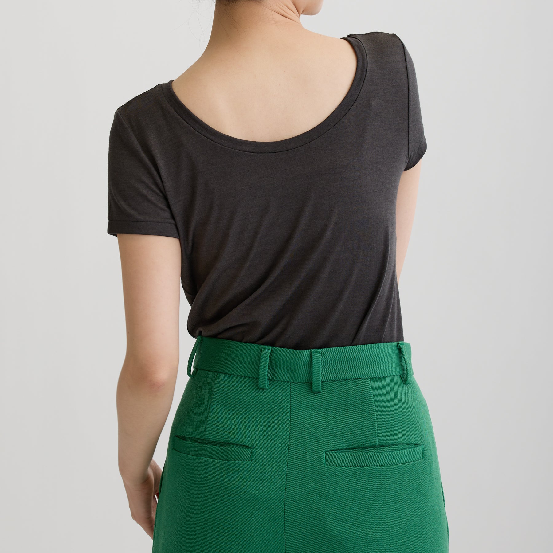 メリノウール100%天竺 2way半袖カットソー, チャコールの着用イメージ(後ろ前で着用、後)