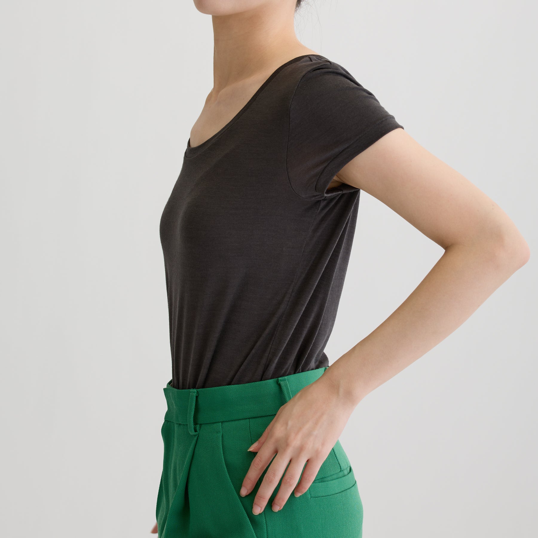 メリノウール100%天竺 2way半袖カットソー, チャコールの着用イメージ(横)