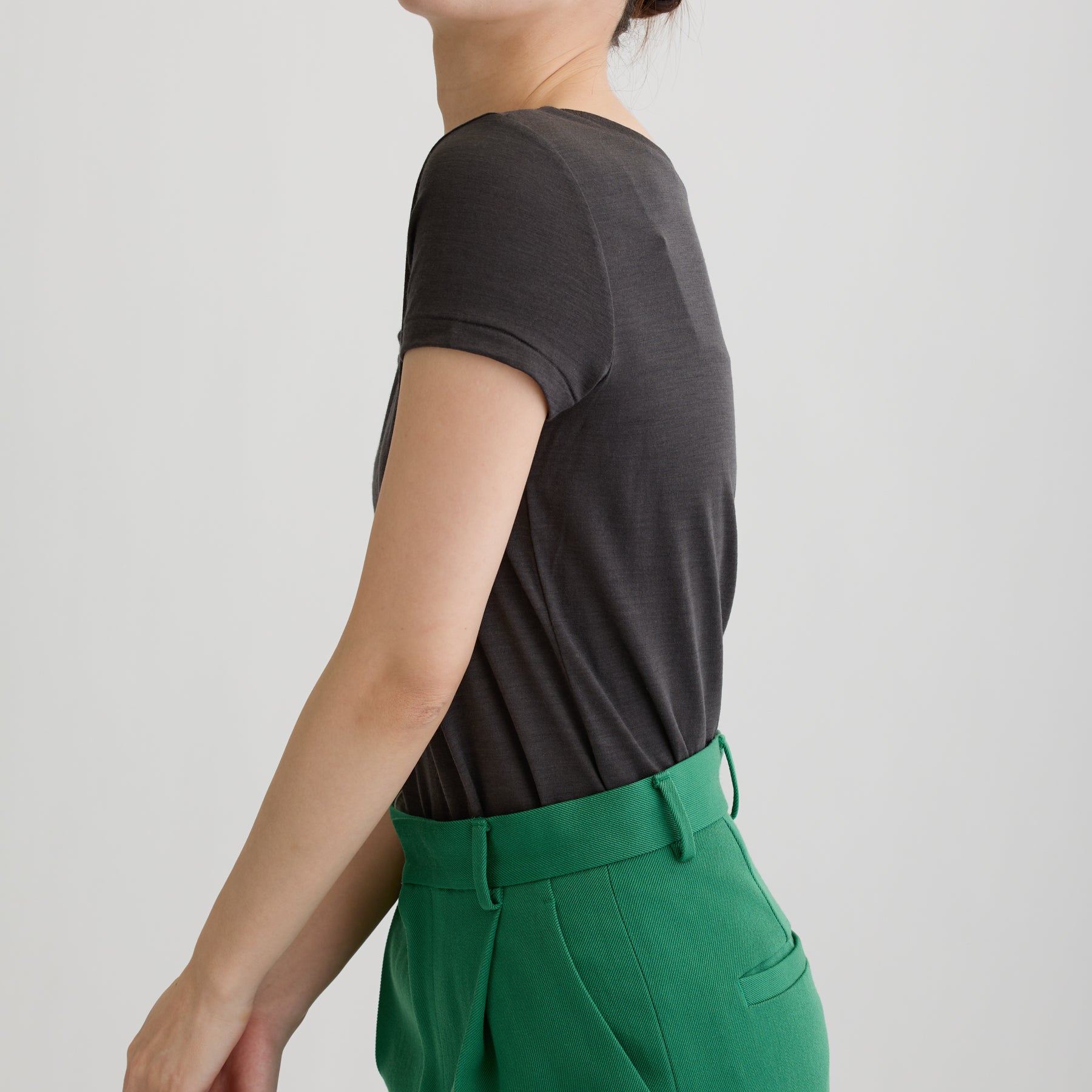 メリノウール100%天竺 2way半袖カットソー, チャコールの着用イメージ(横)