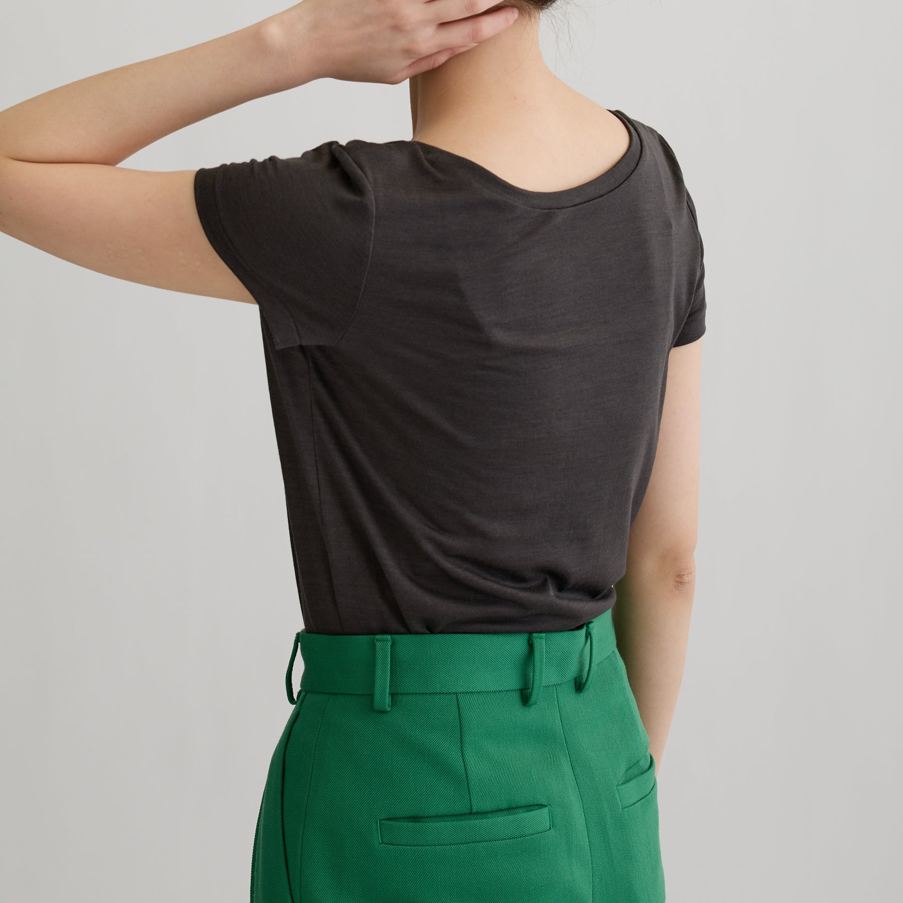 メリノウール100%天竺 2way半袖カットソー, チャコールの着用イメージ(斜め後)