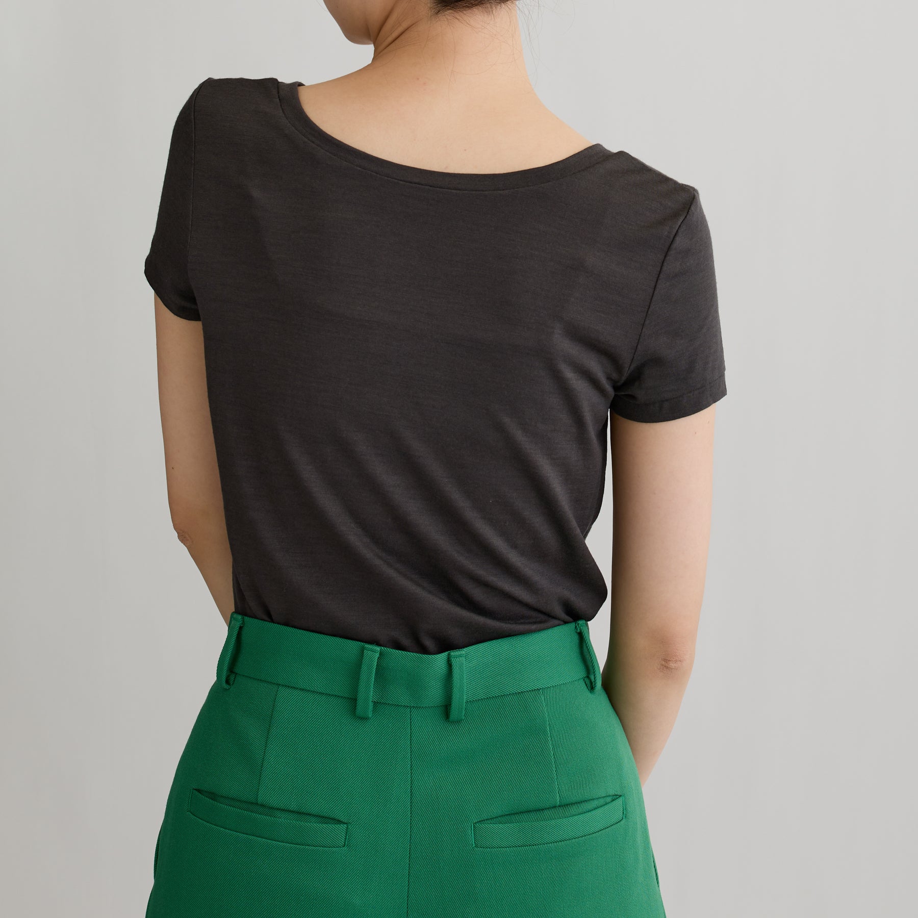 メリノウール100%天竺 2way半袖カットソー, チャコールの着用イメージ(後)