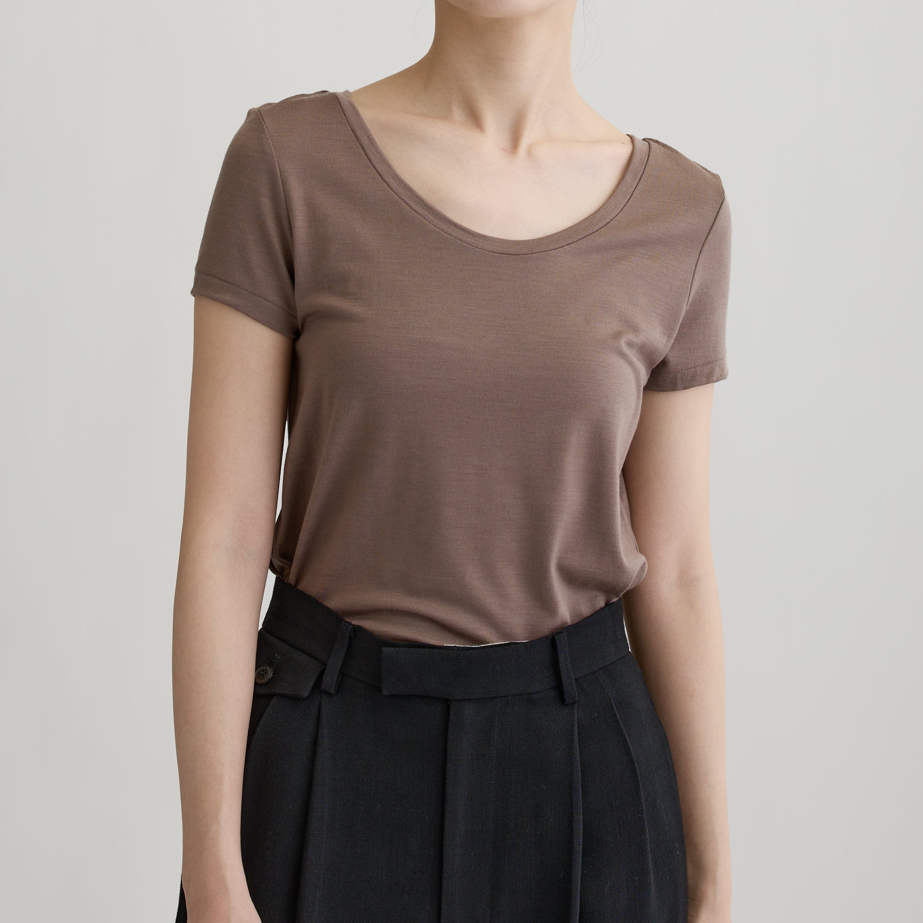 メリノウール100%天竺 2way半袖カットソー, スモーキーココアの着用イメージ(前)