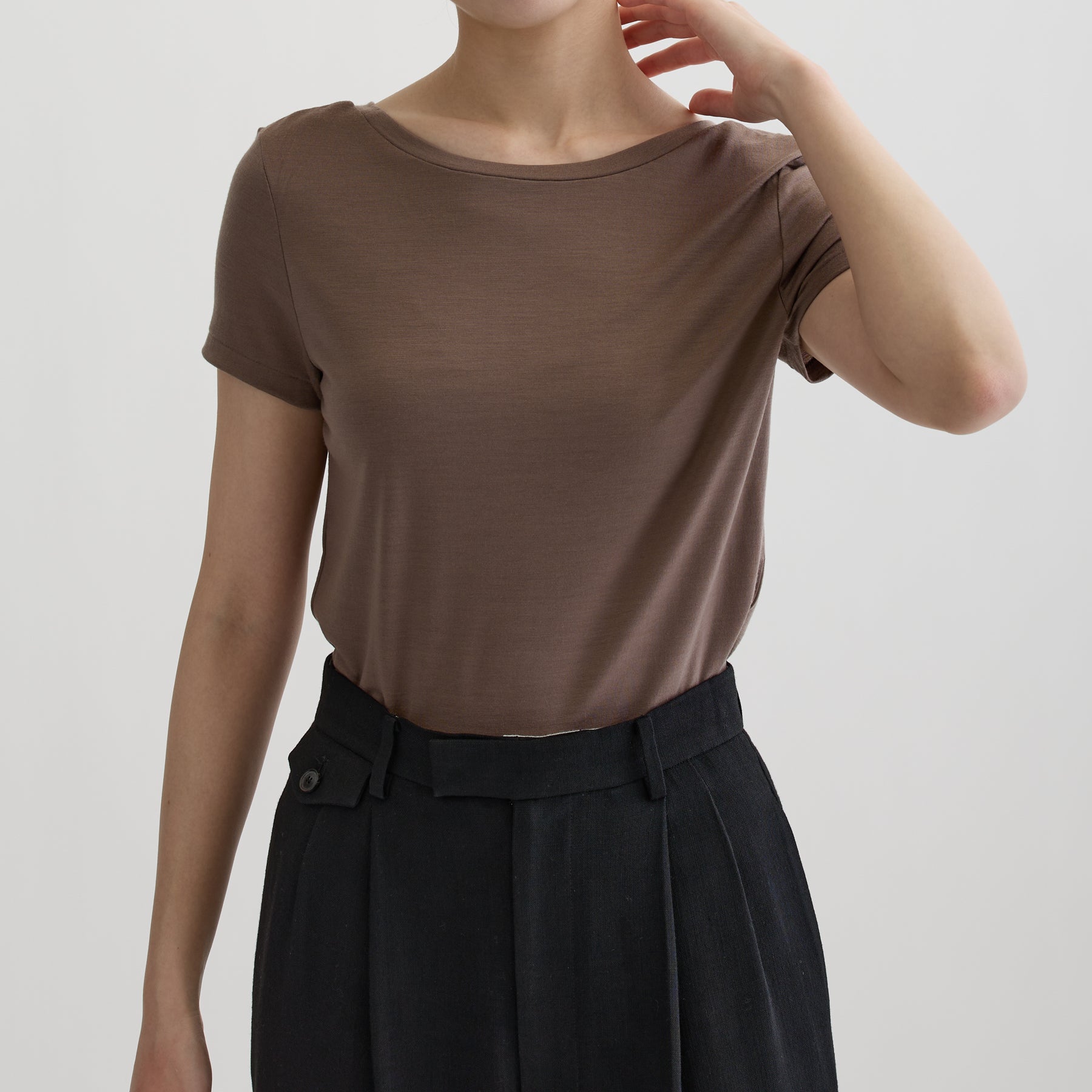 メリノウール100%天竺 2way半袖カットソー, スモーキーココアの着用イメージ(後ろ前で着用、前)