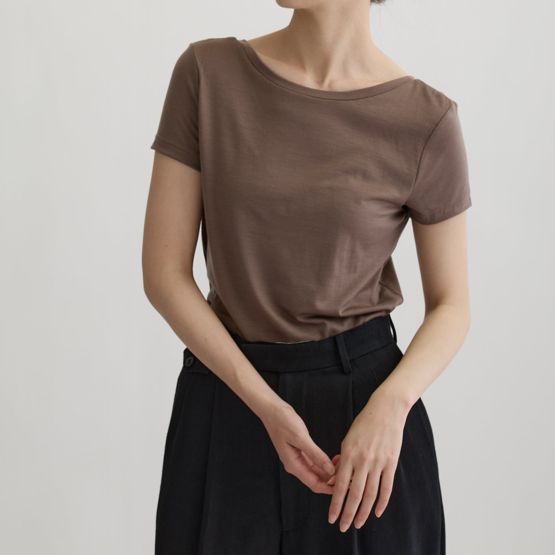 メリノウール100%天竺 2way半袖カットソー, スモーキーココアの着用イメージ(後ろ前で着用、前)