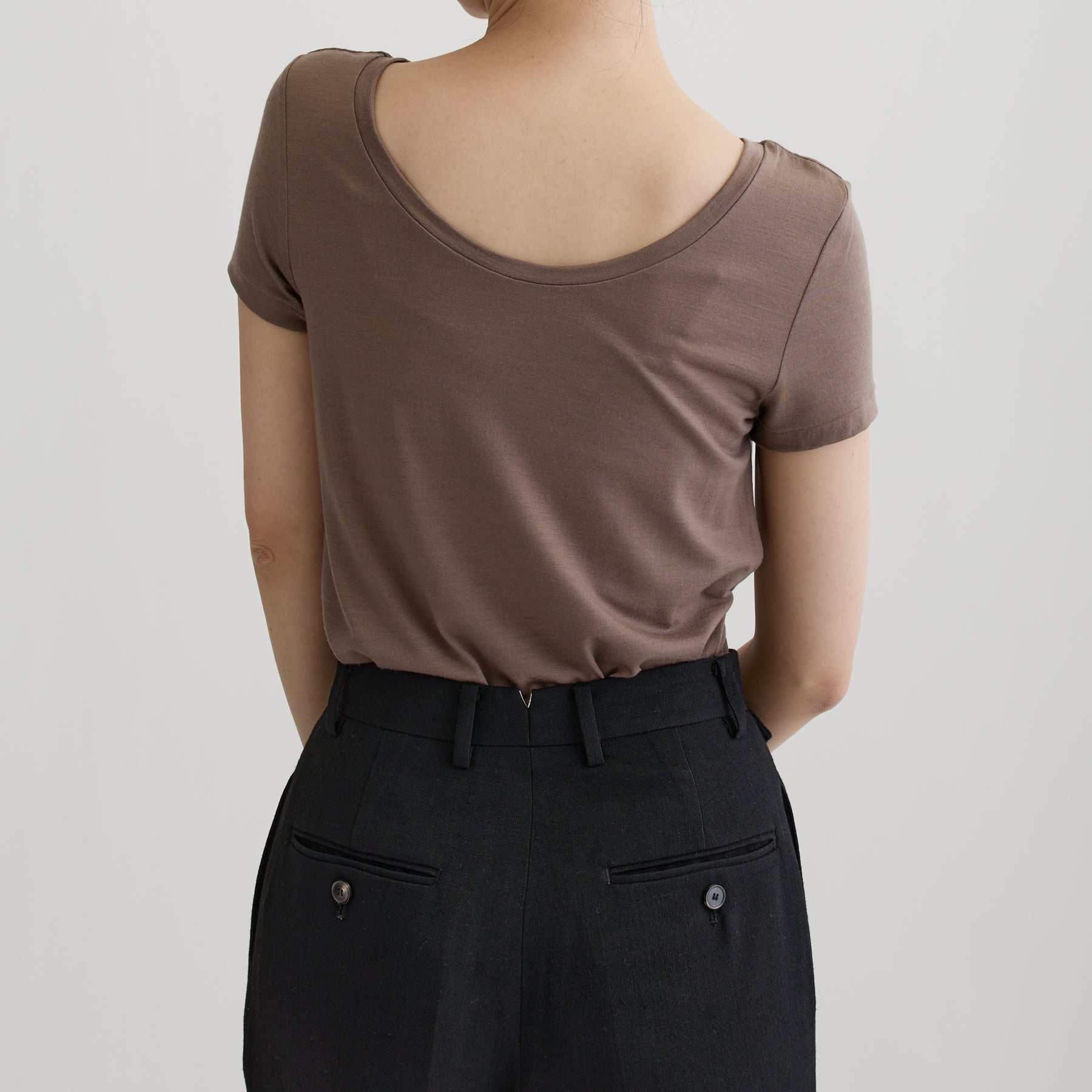 メリノウール100%天竺 2way半袖カットソー, スモーキーココアの着用イメージ(後ろ前で着用、後)