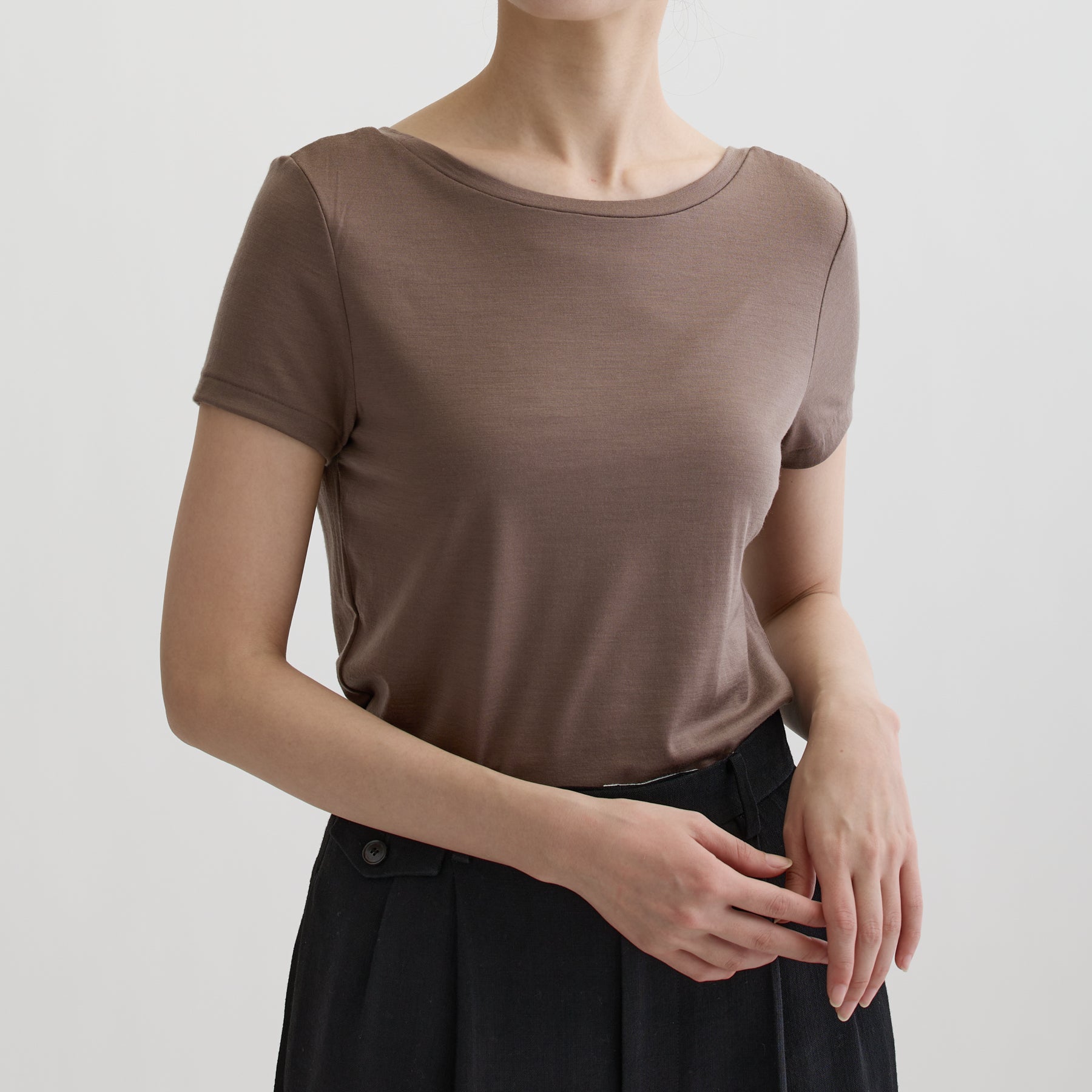 メリノウール100%天竺 2way半袖カットソー, スモーキーココアの着用イメージ(後ろ前で着用、前)