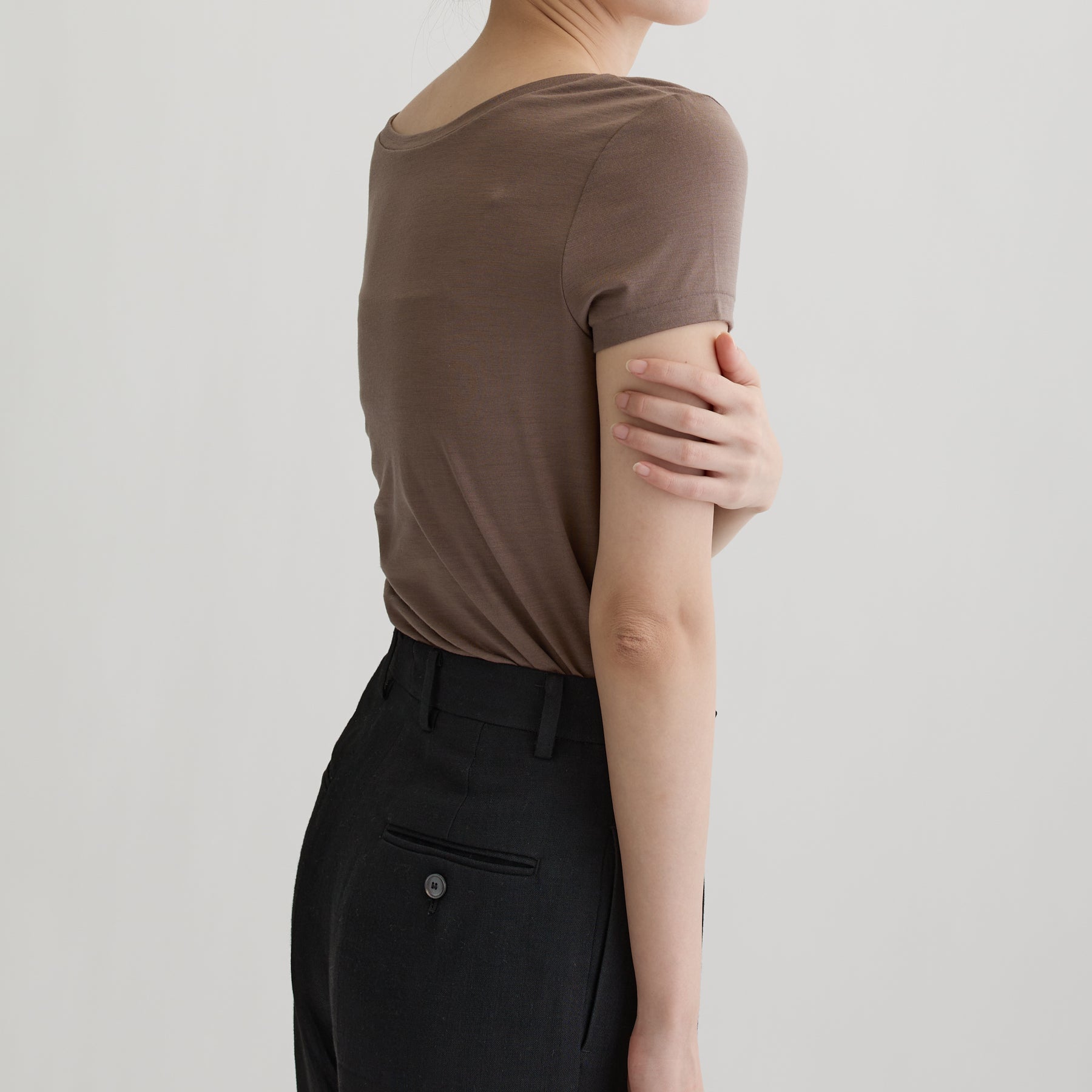メリノウール100%天竺 2way半袖カットソー, スモーキーココアの着用イメージ(斜め後)