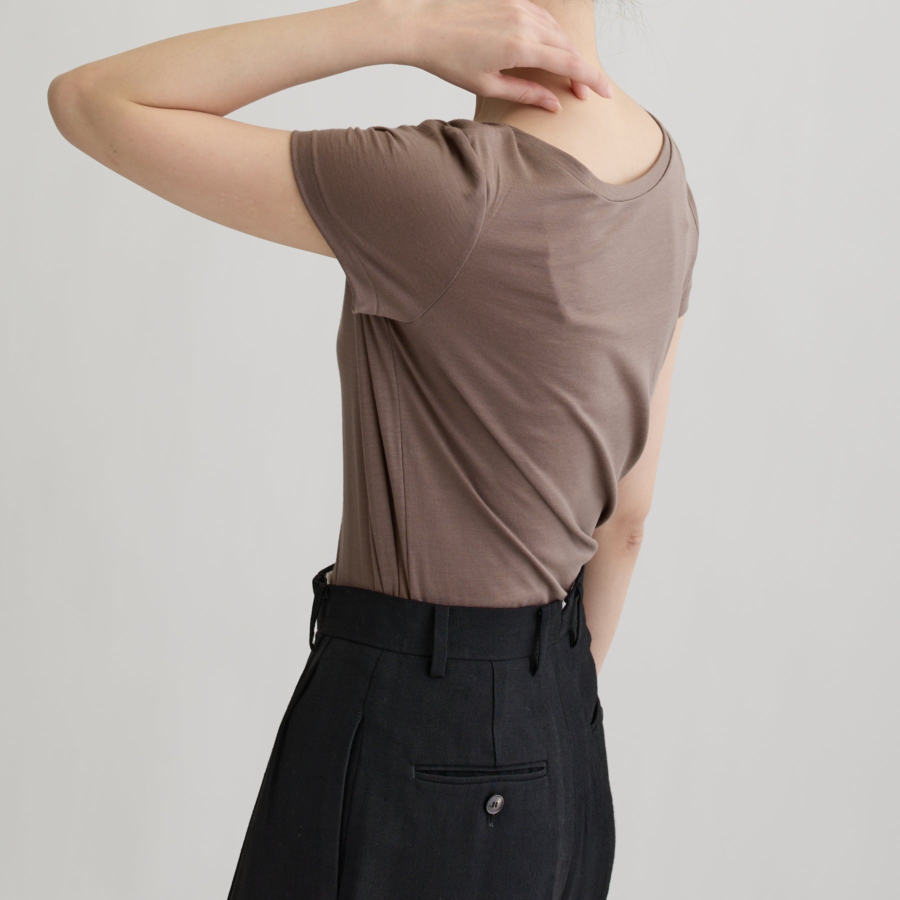 メリノウール100%天竺 2way半袖カットソー, スモーキーココアの着用イメージ(斜め後)