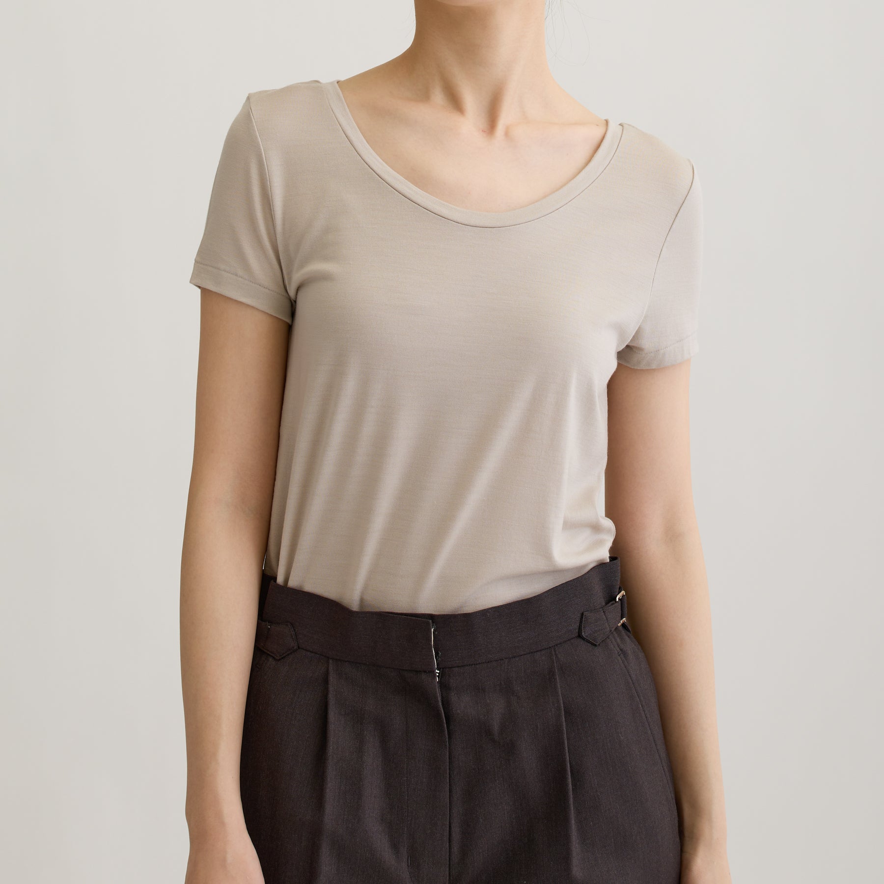 メリノウール100%天竺 2way半袖カットソー, オイスターの着用イメージ(前)