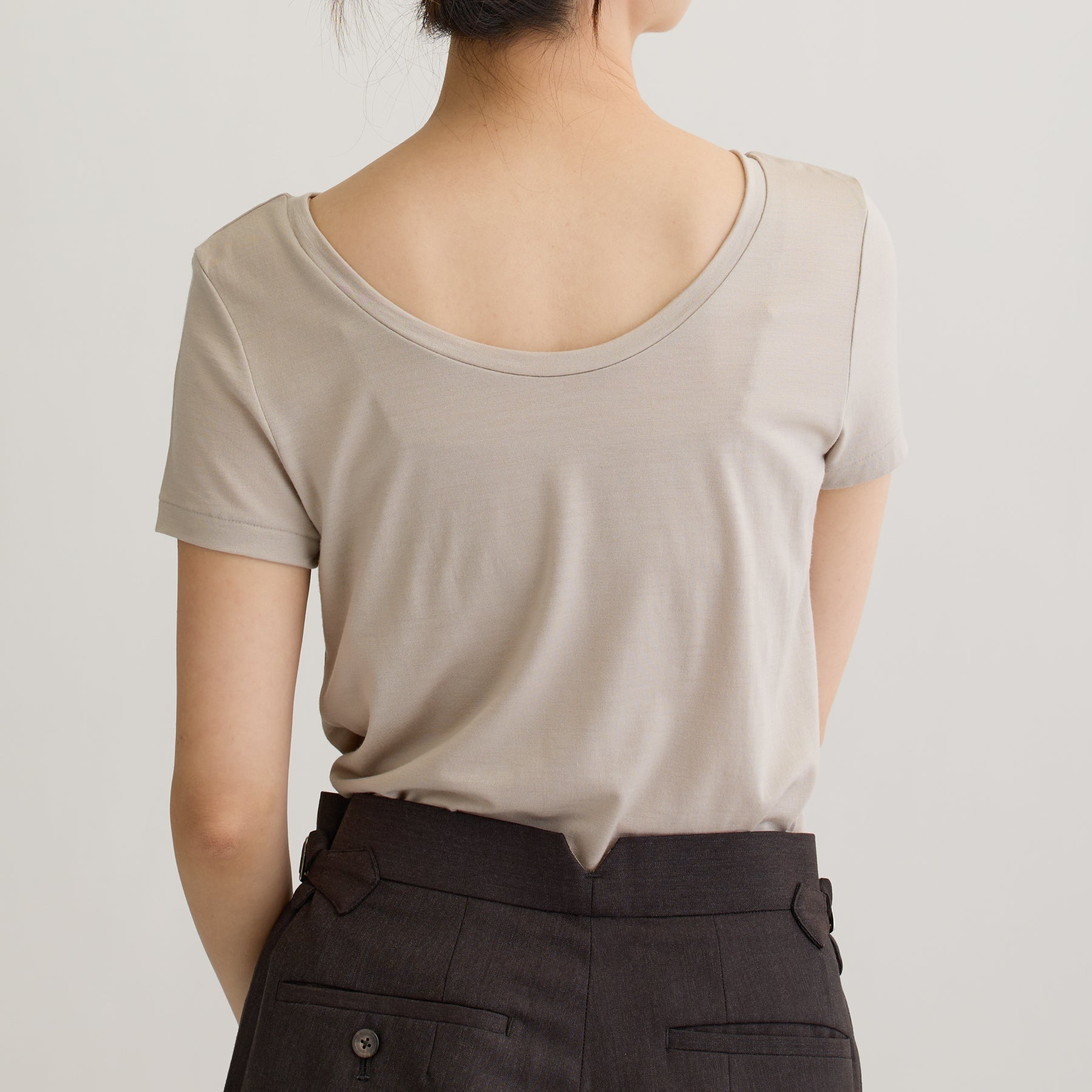 メリノウール100%天竺 2way半袖カットソー, オイスターの着用イメージ(後ろ前で着用、後)