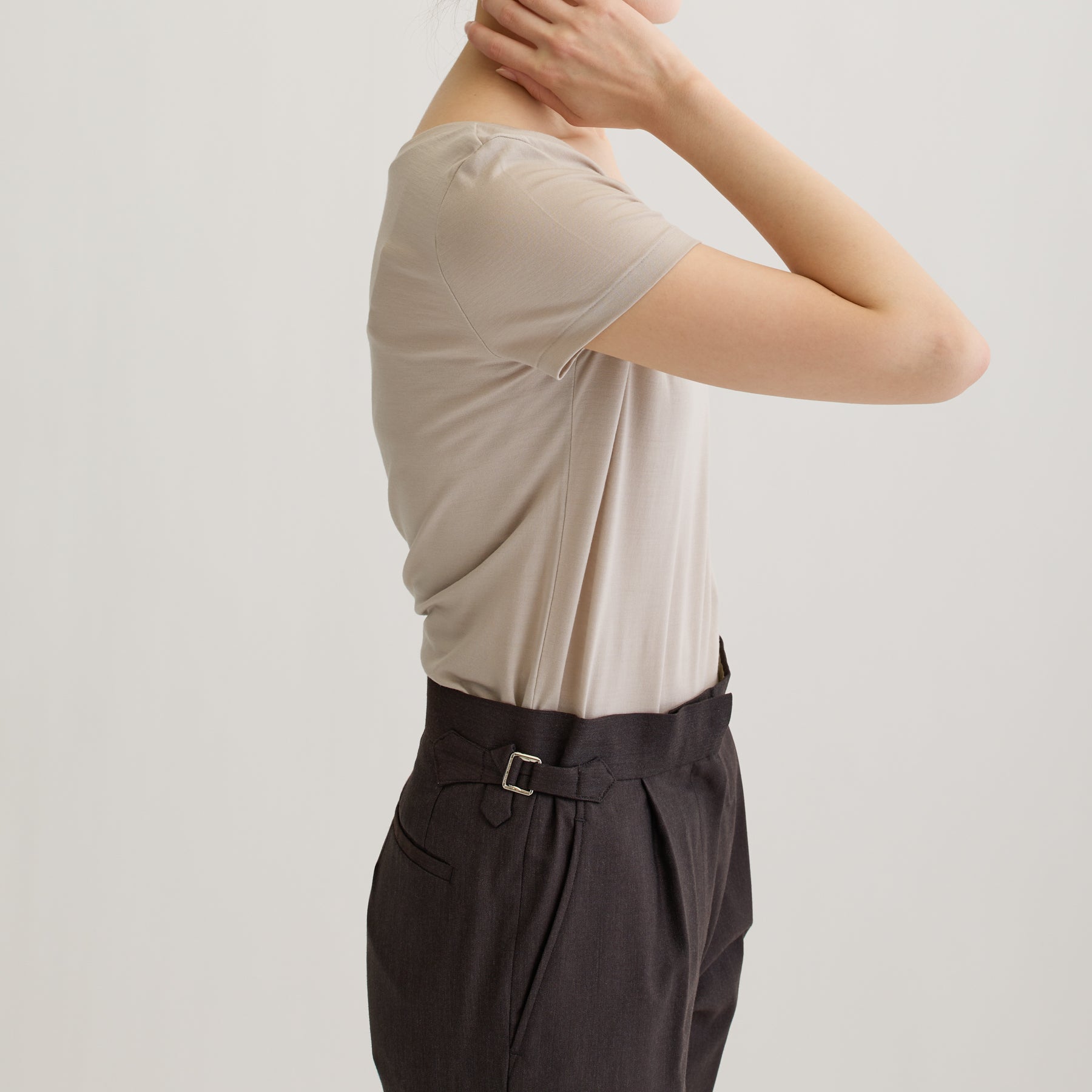 メリノウール100%天竺 2way半袖カットソー, オイスターの着用イメージ(横)