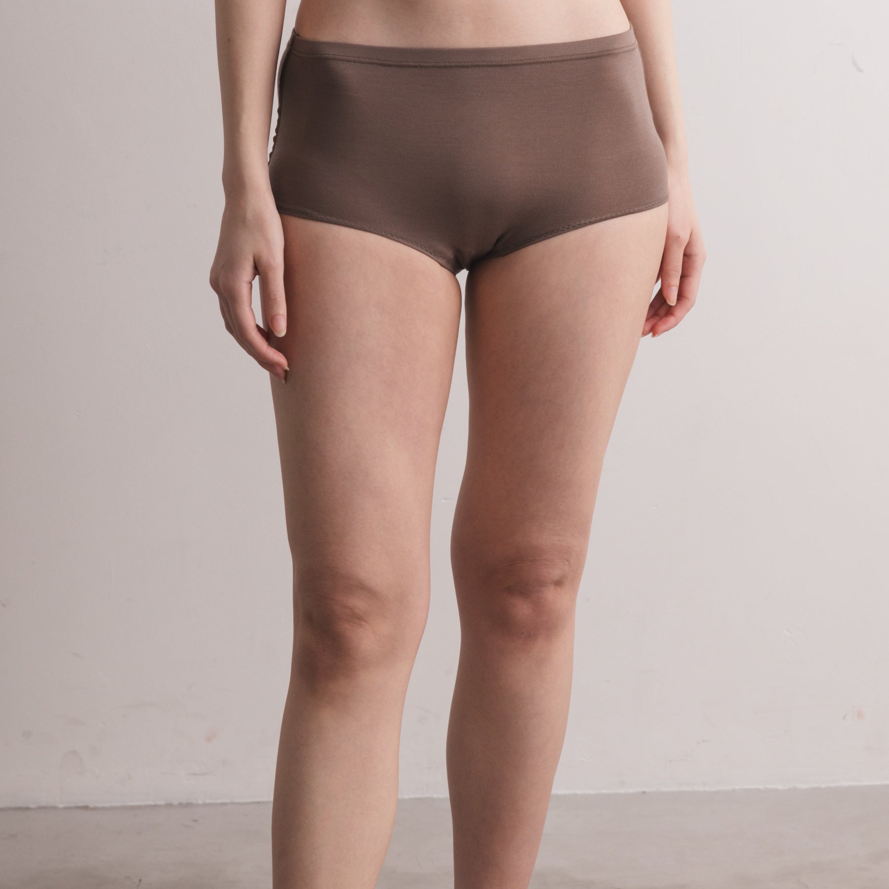 メリノウール100%天竺 ショーツ, スモーキーココアの着用イメージ(前)