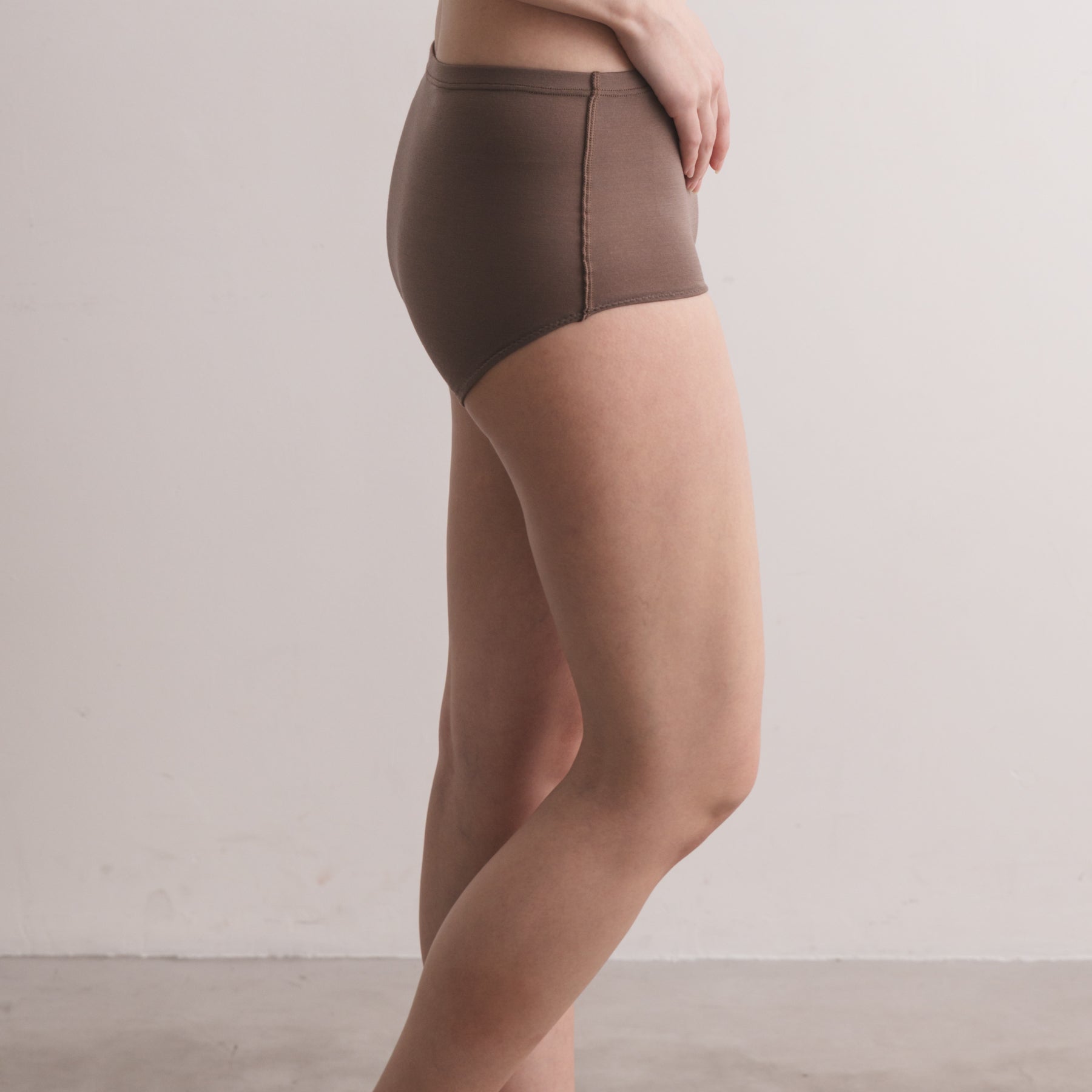 メリノウール100%天竺 ショーツ, スモーキーココアの着用イメージ(横)