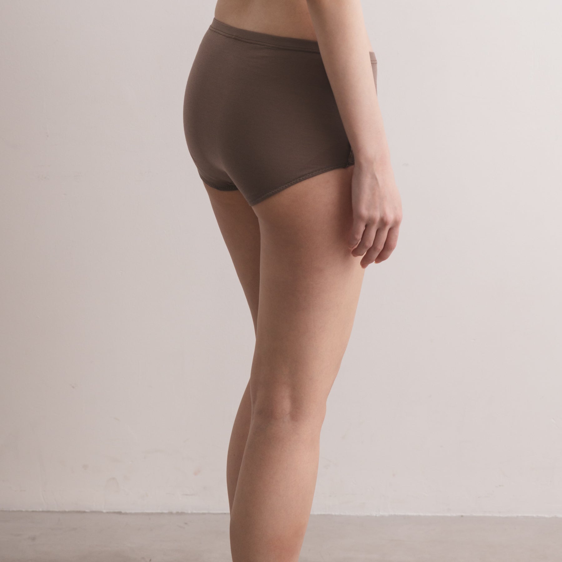 メリノウール100%天竺 ショーツ, スモーキーココアの着用イメージ(斜め後)