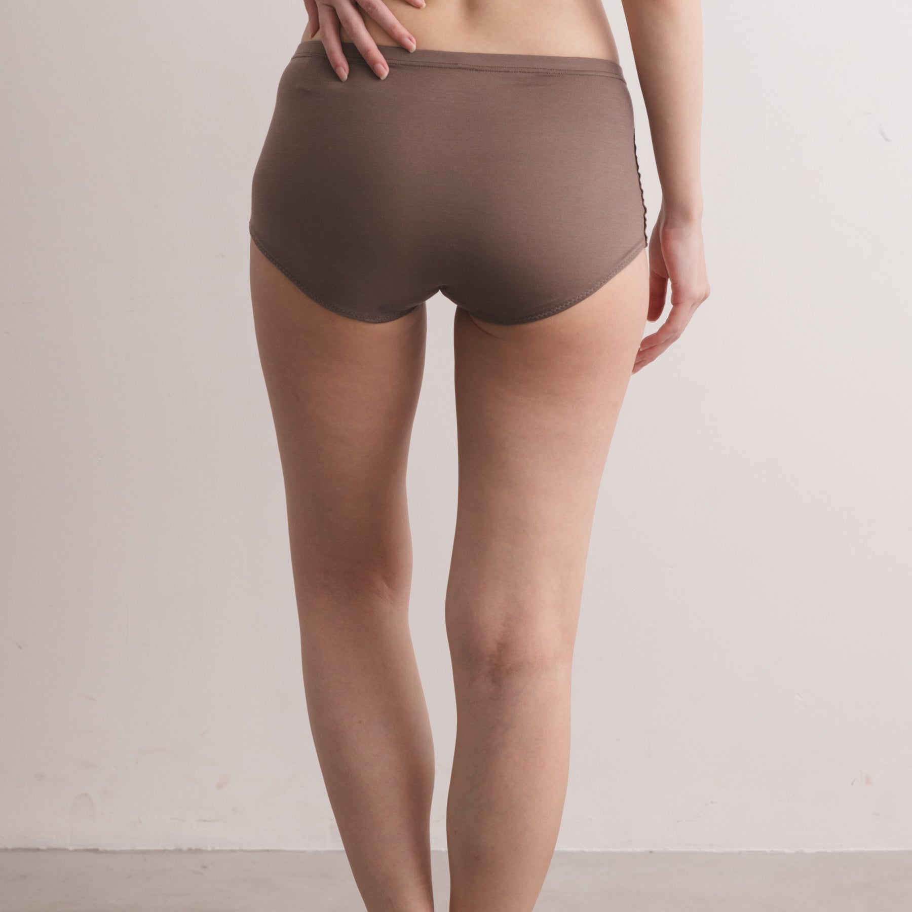 メリノウール100%天竺 ショーツ, スモーキーココアの着用イメージ(後)
