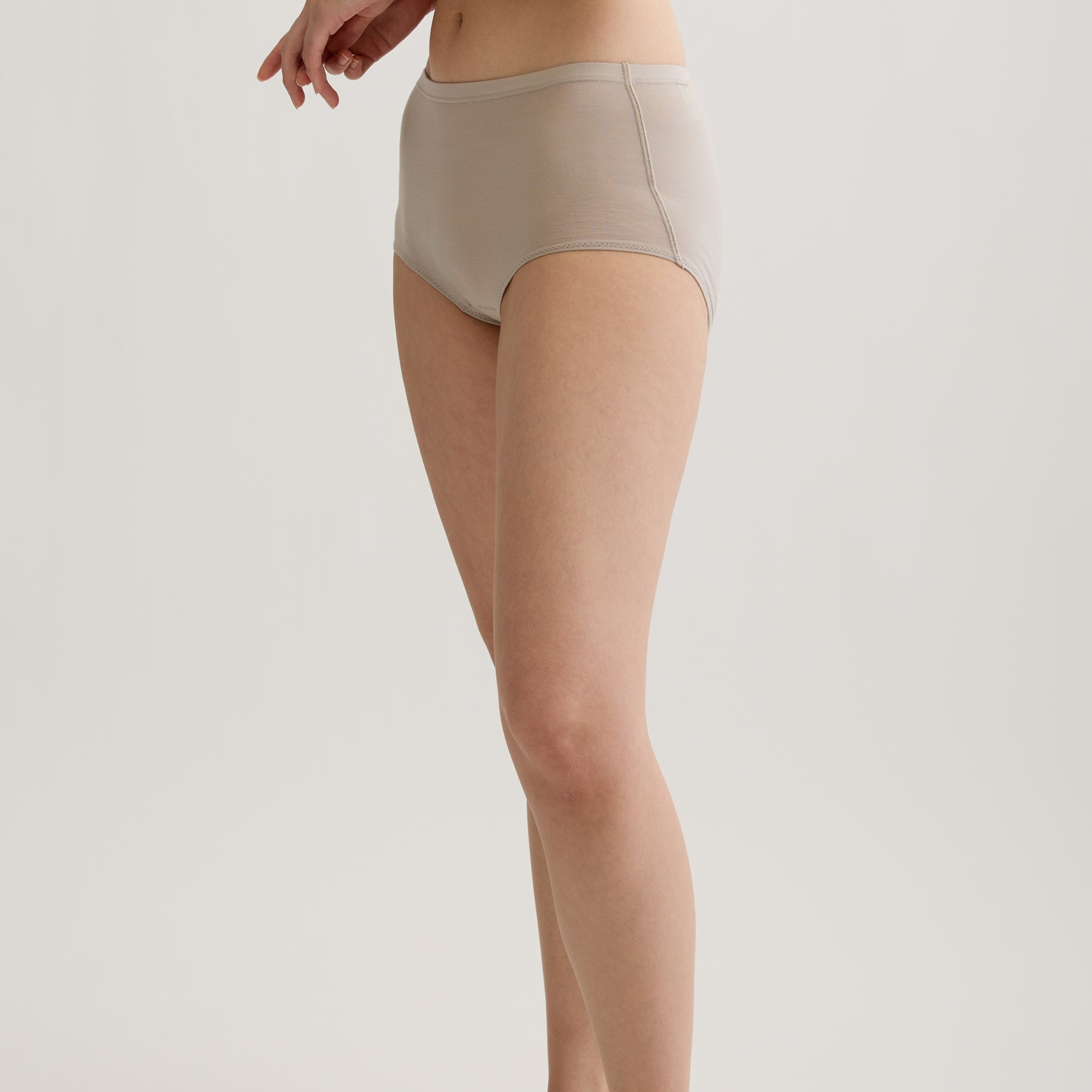 メリノウール100%天竺 ショーツ, オイスターの着用イメージ(斜め前)