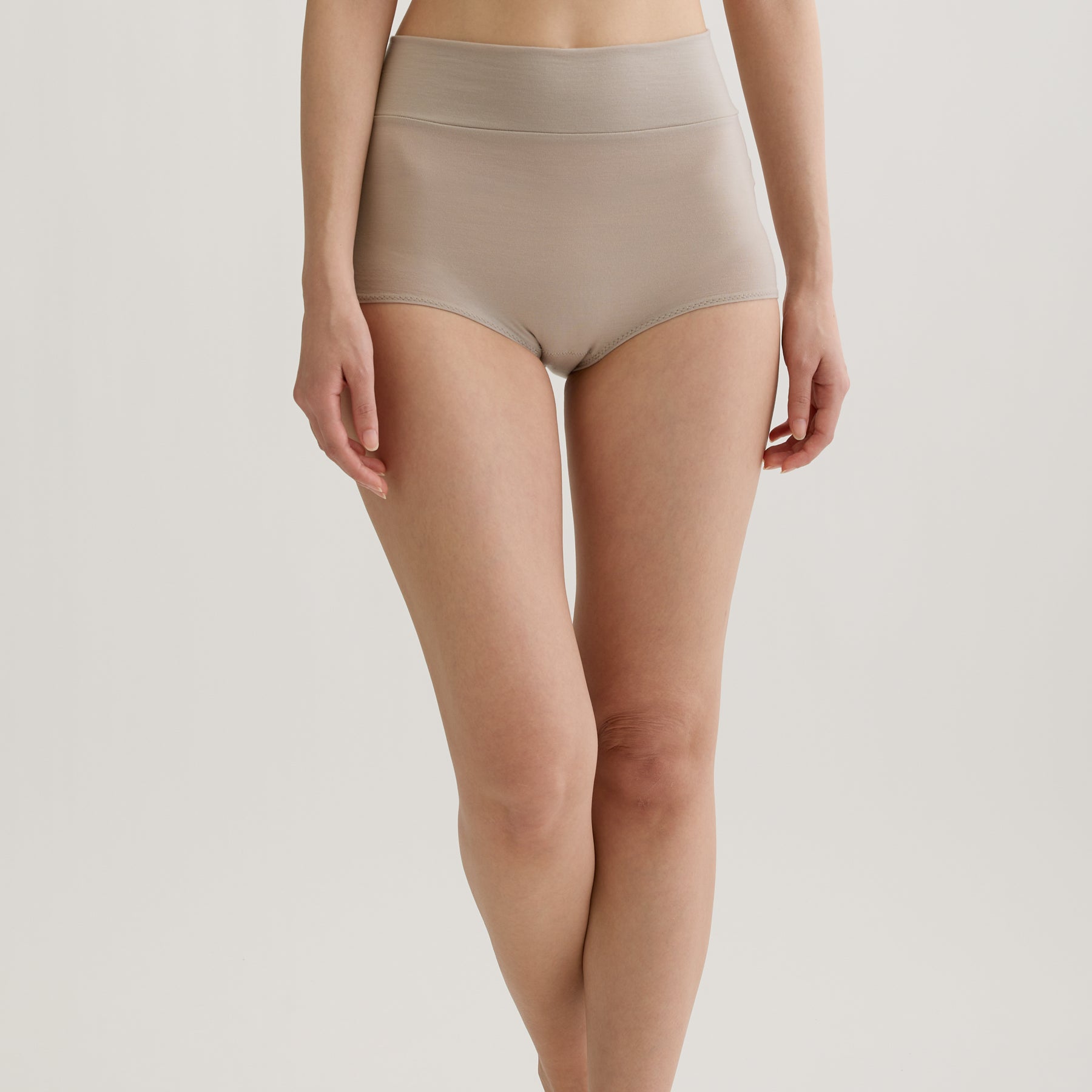 メリノウール100%天竺 ハイウエストショーツ, オイスターの着用イメージ(前)