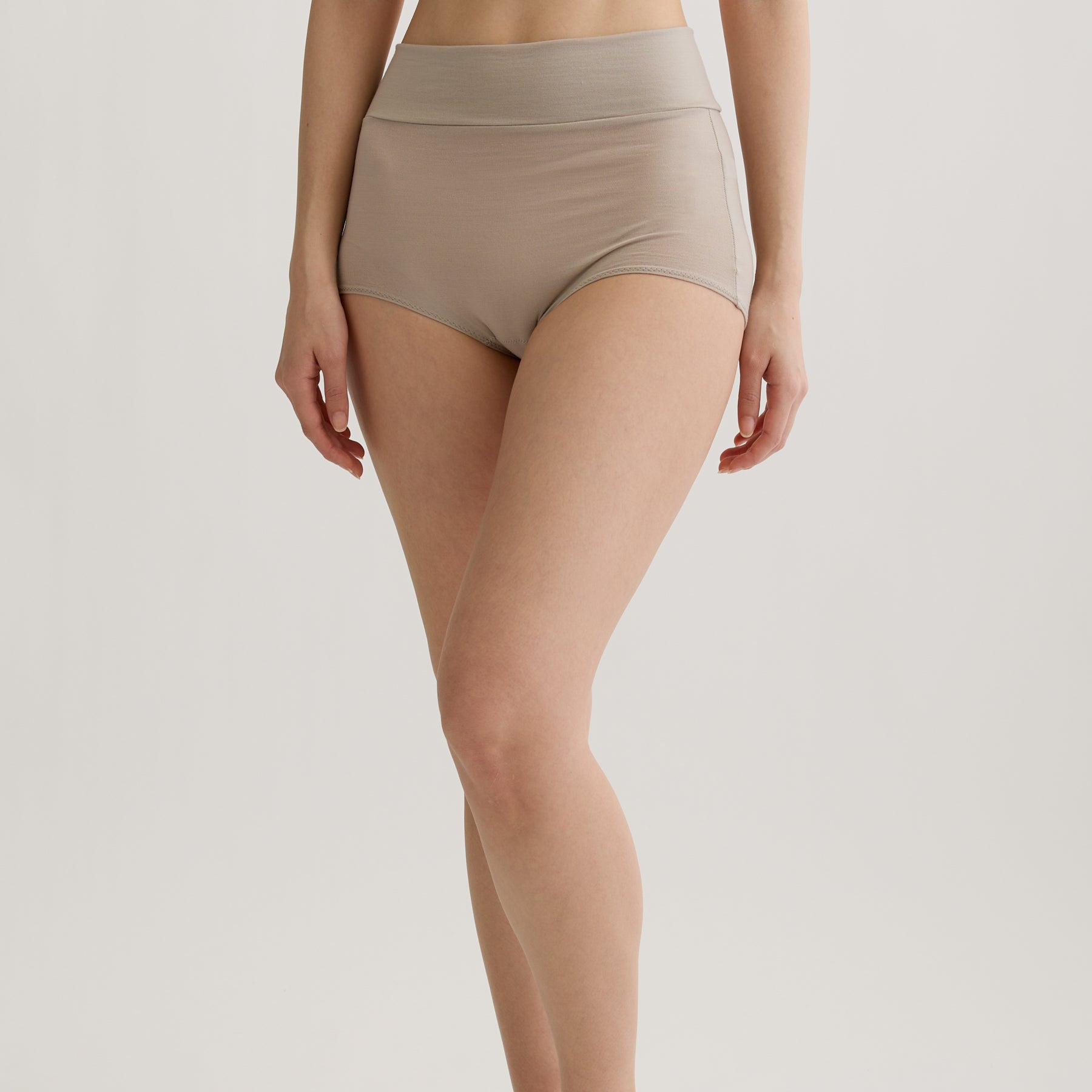 メリノウール100%天竺 ハイウエストショーツ, オイスターの着用イメージ(斜め前)