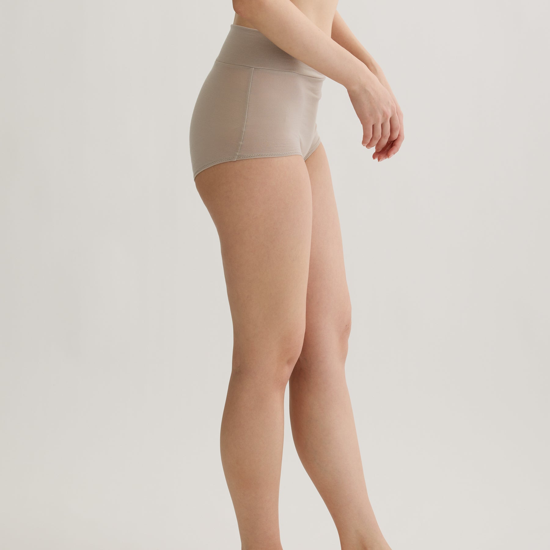 メリノウール100%天竺 ハイウエストショーツ, オイスターの着用イメージ(横)