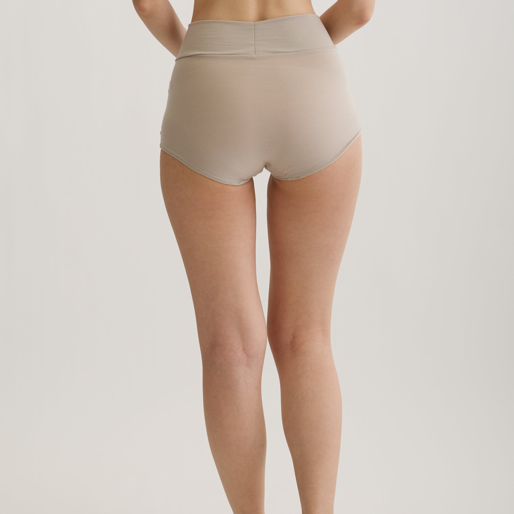 メリノウール100%天竺 ハイウエストショーツ, オイスターの着用イメージ(後)