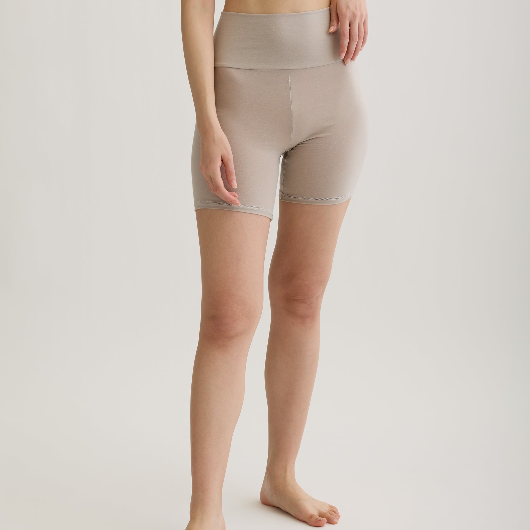 メリノウール100%天竺 2分丈インナーボトム, オイスターの着用イメージ(前)
