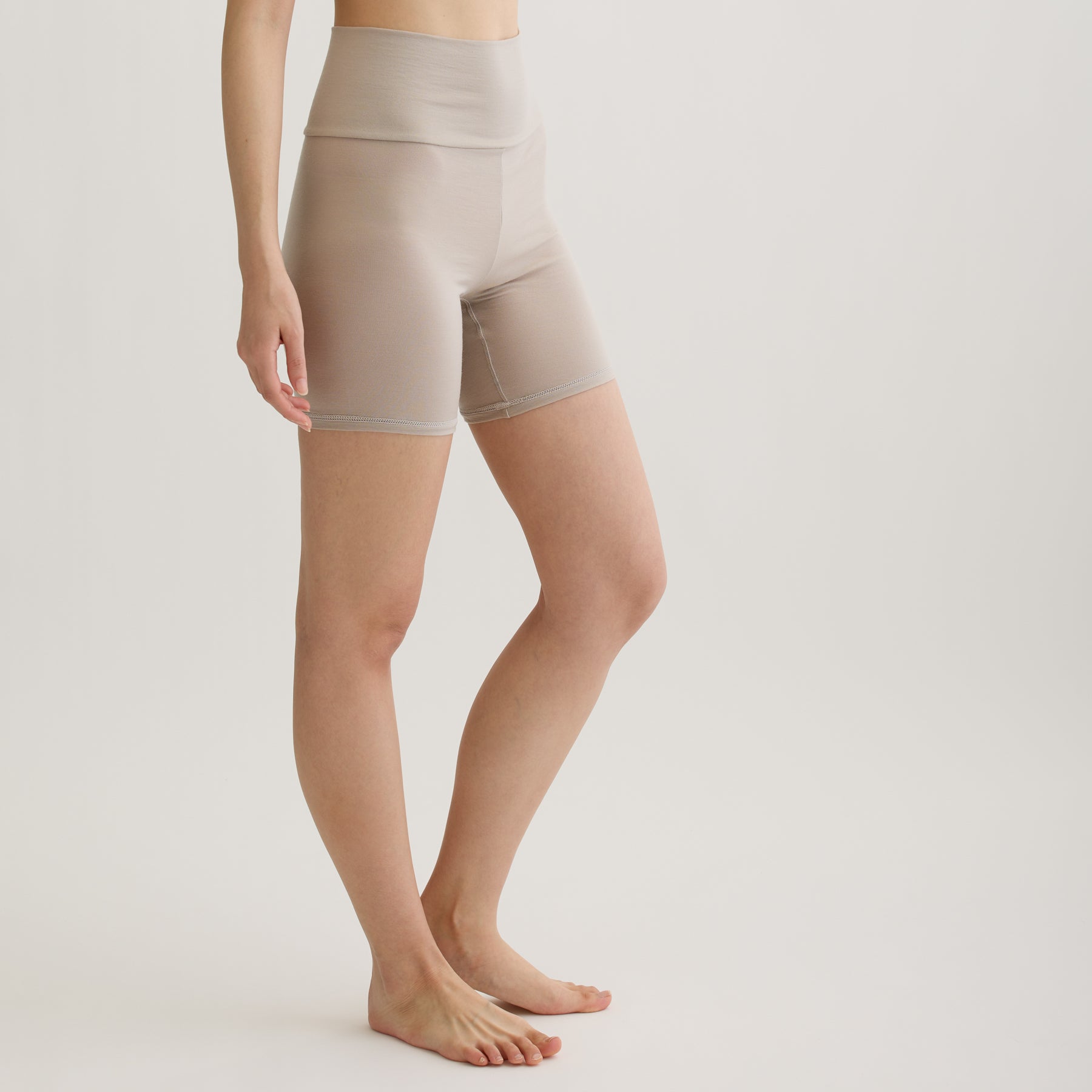 メリノウール100%天竺 2分丈インナーボトム, オイスターの着用イメージ(斜め前)