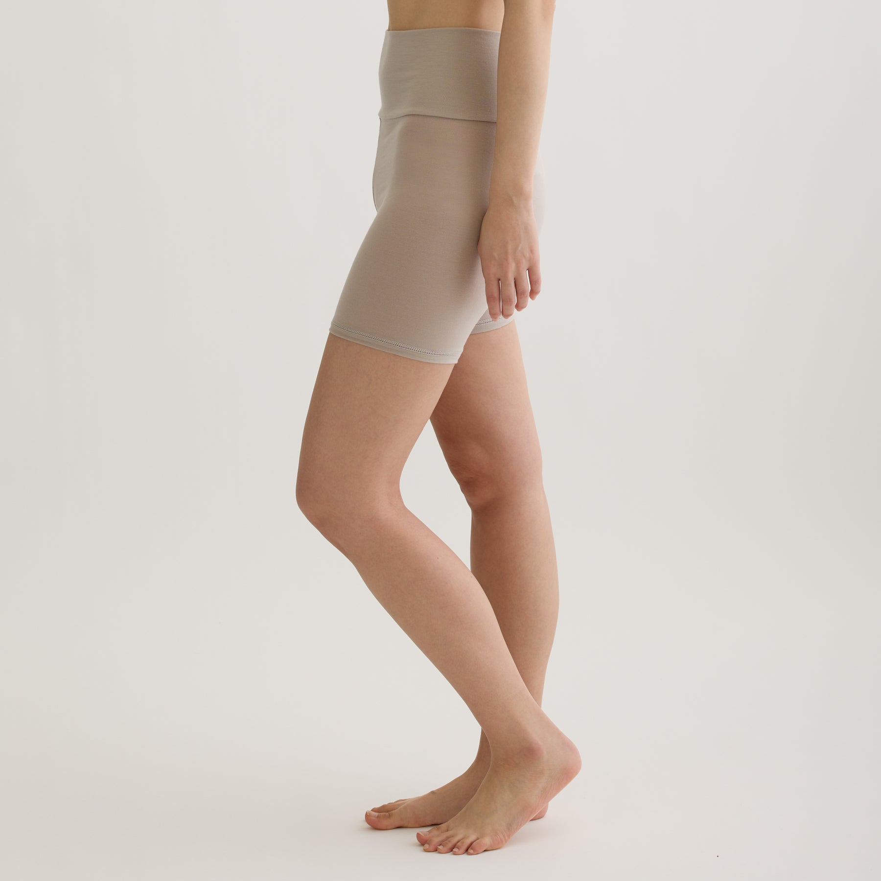メリノウール100%天竺 2分丈インナーボトム, オイスターの着用イメージ(横)