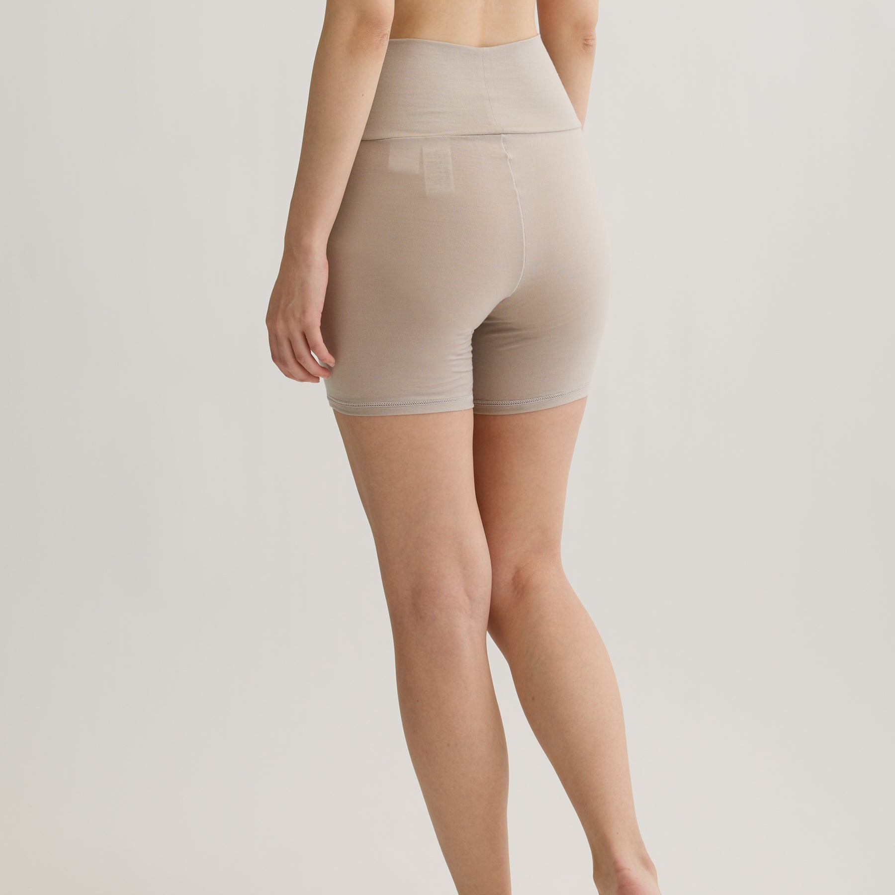 メリノウール100%天竺 2分丈インナーボトム, オイスターの着用イメージ(斜め後)