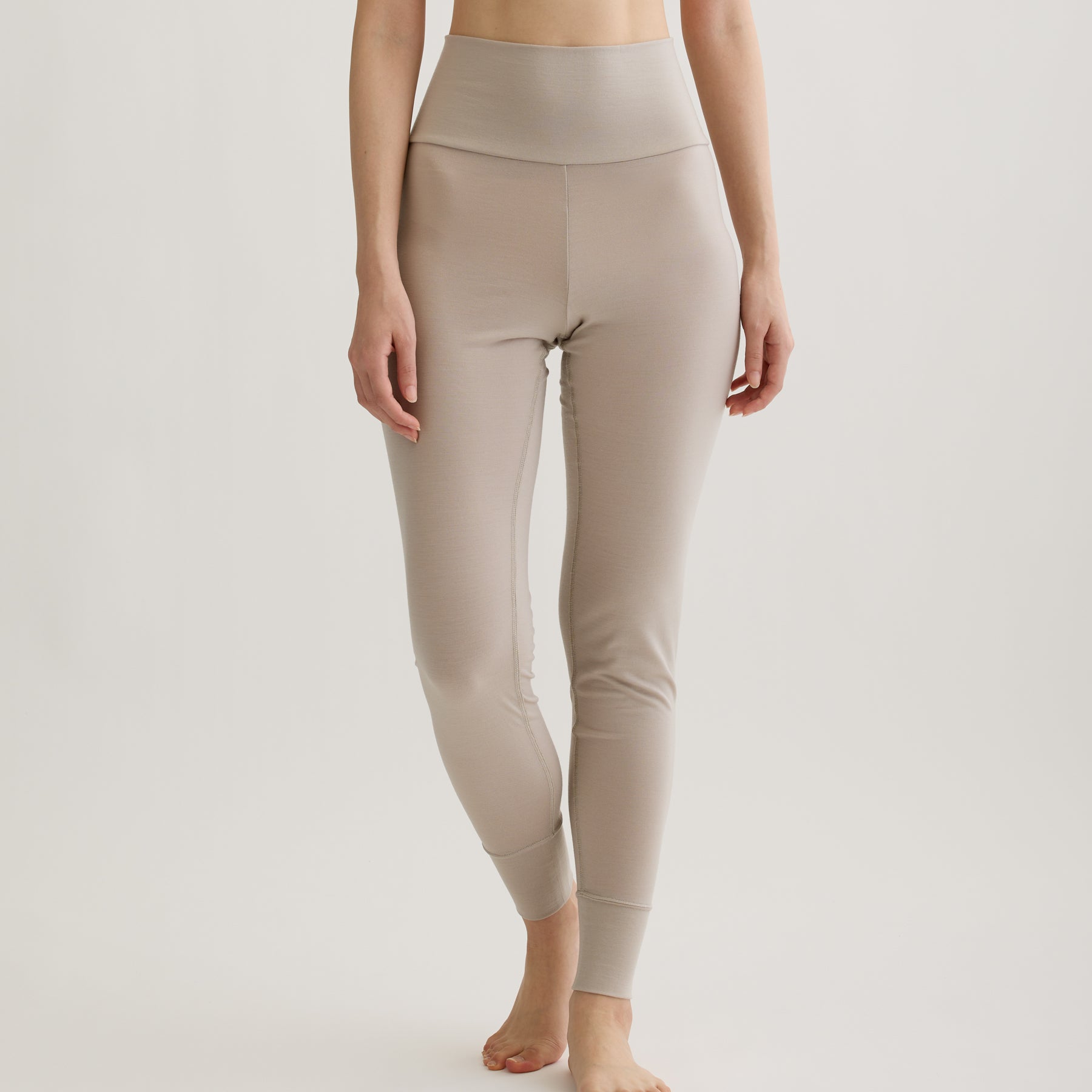 メリノウール100%天竺 レギンス, オイスターの着用イメージ(前)