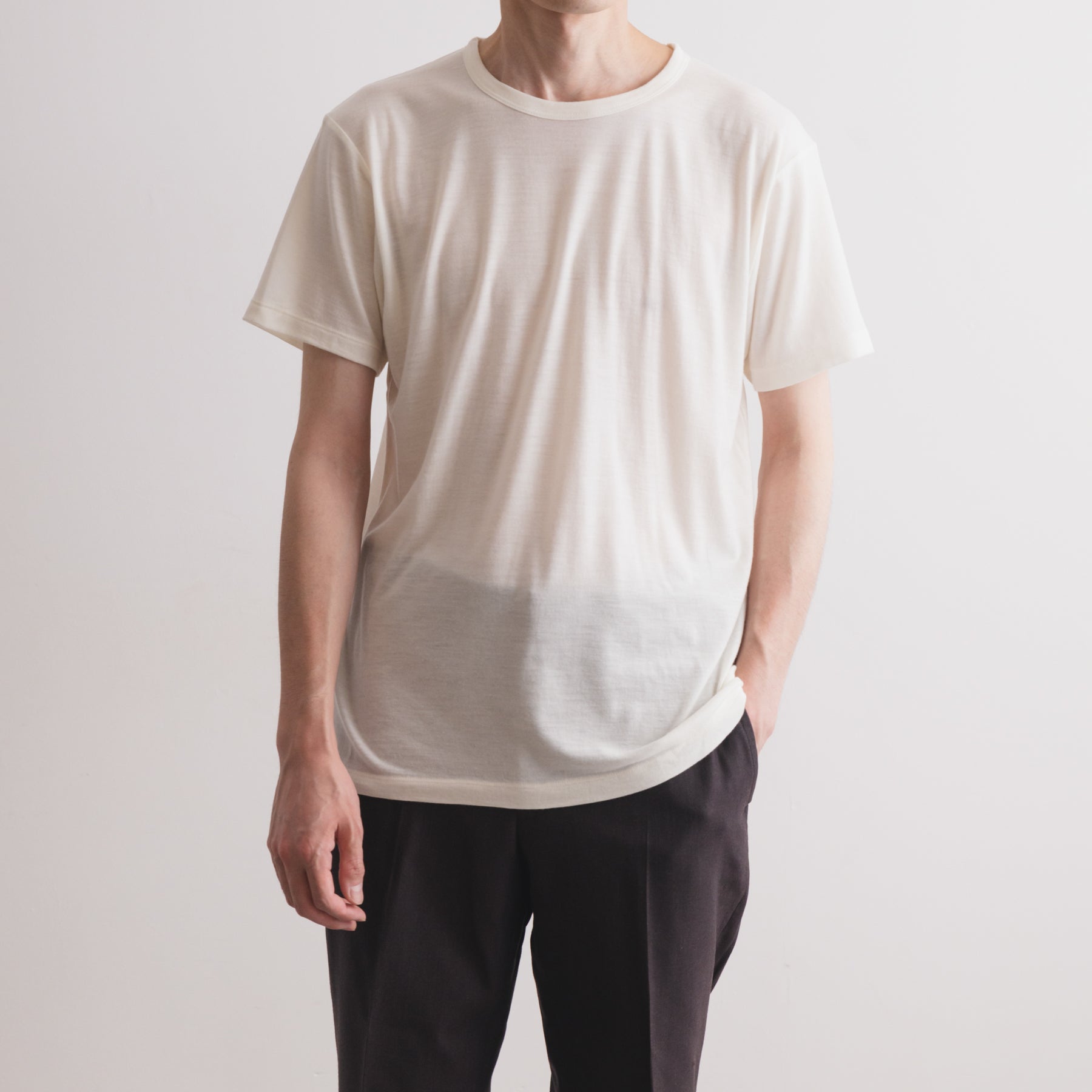 MEN'S メリノウール100%天竺 半袖Tシャツ, ホワイトの着用イメージ(男性、前)