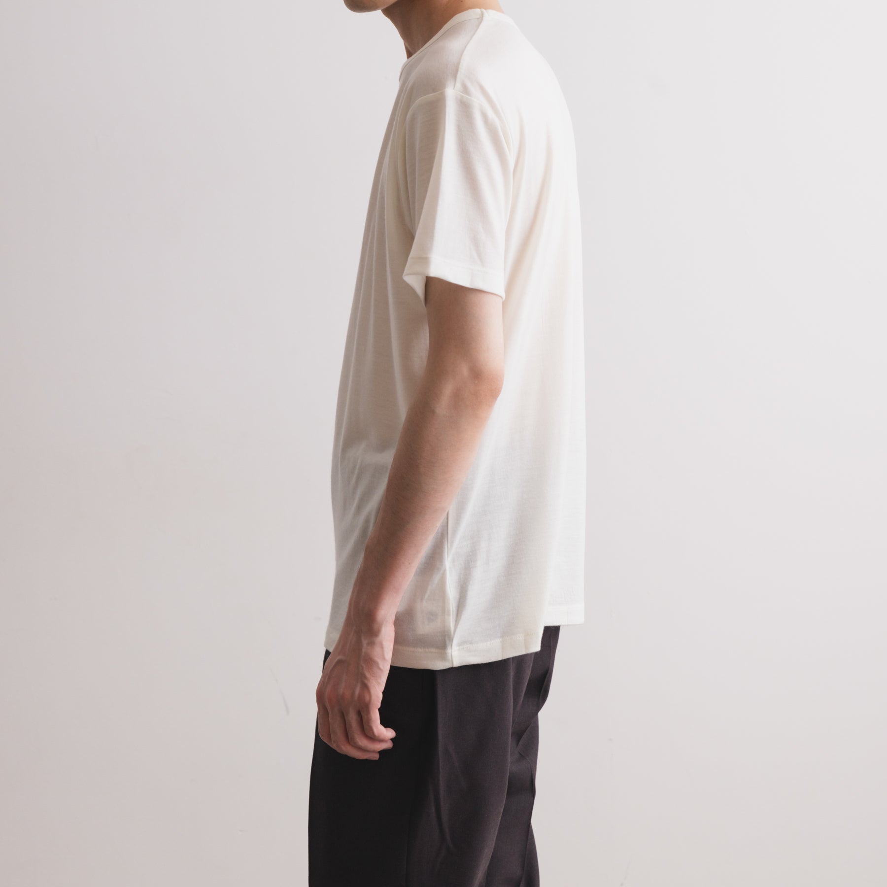 MEN'S メリノウール100%天竺 半袖Tシャツ, ホワイトの着用イメージ(男性、横)