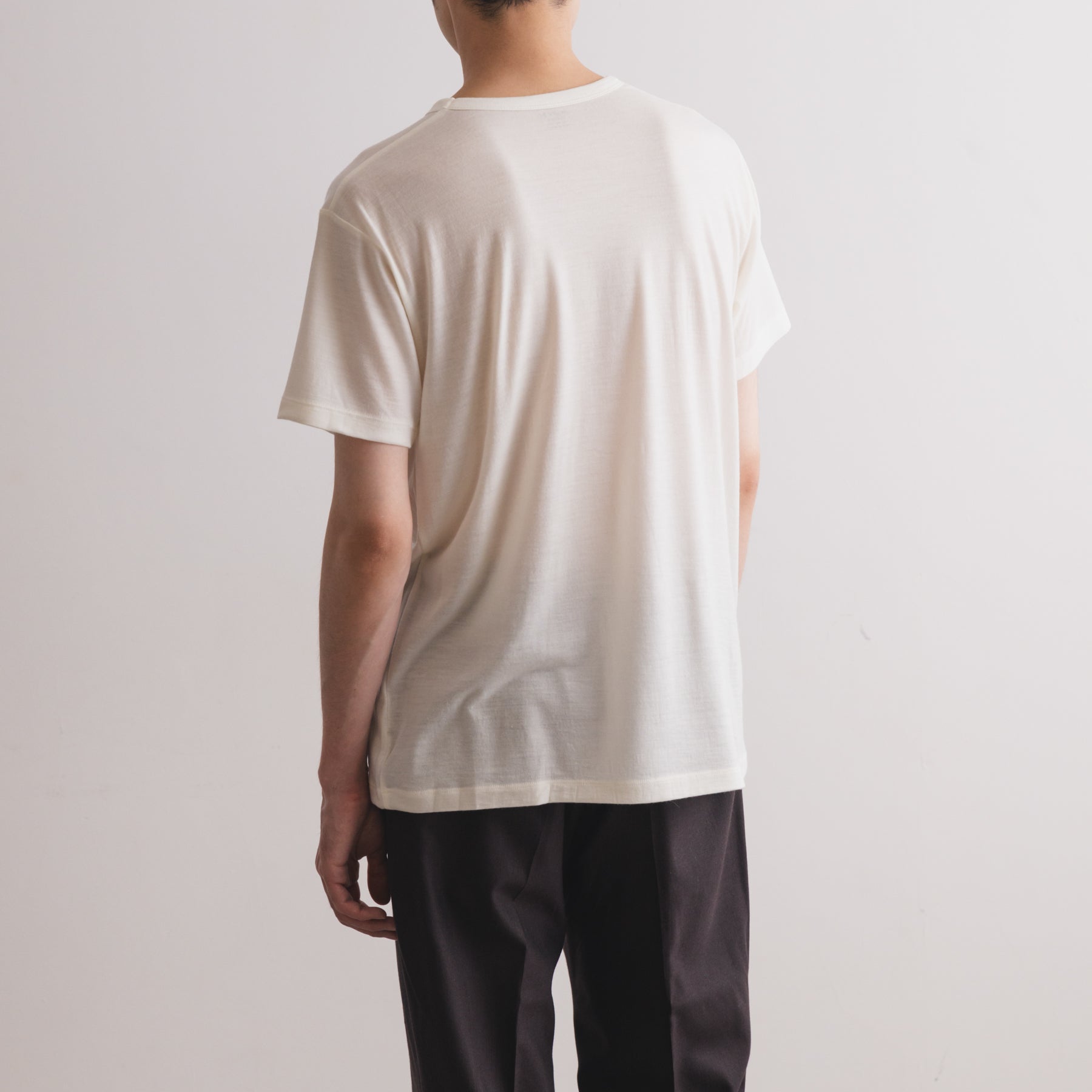MEN'S メリノウール100%天竺 半袖Tシャツ, ホワイトの着用イメージ(男性、斜め後)