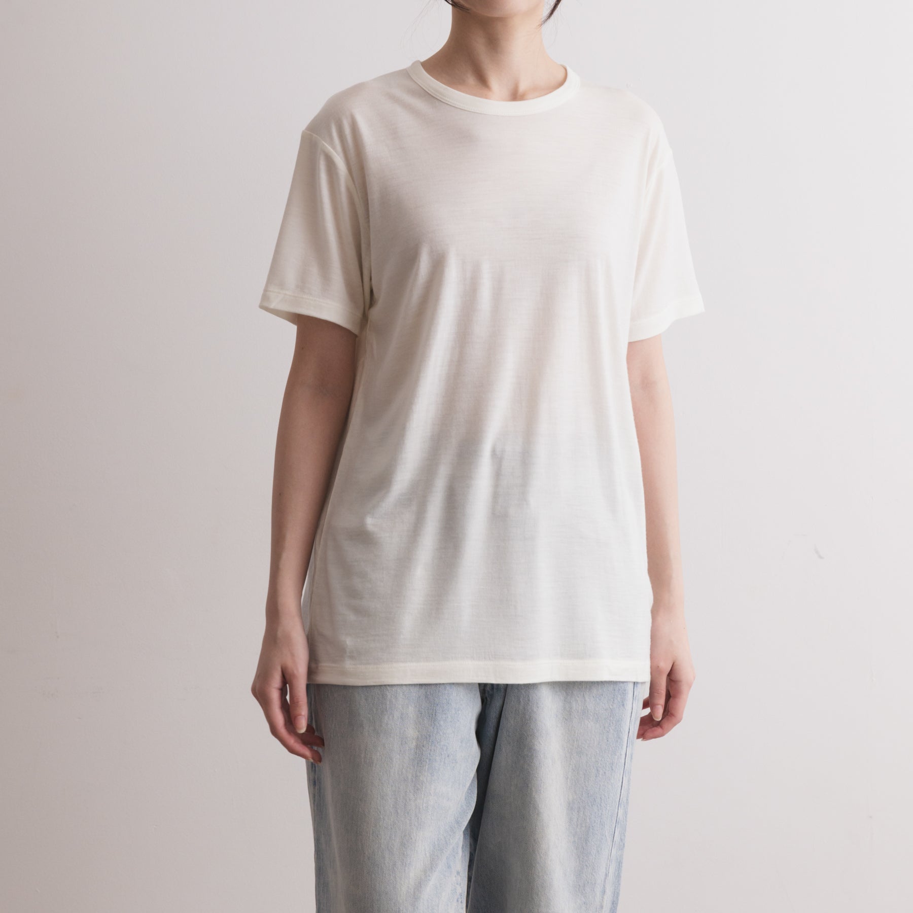 MEN'S メリノウール100%天竺 半袖Tシャツ, ホワイトの着用イメージ(女性、前)