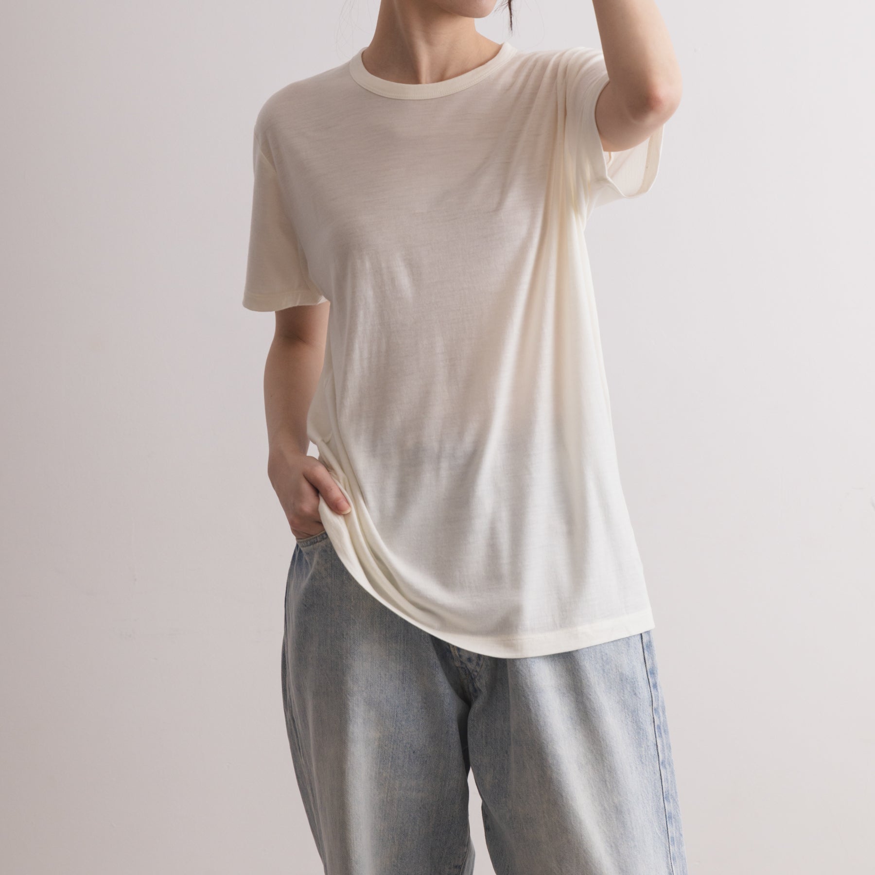 MEN'S メリノウール100%天竺 半袖Tシャツ, ホワイトの着用イメージ(女性、前)