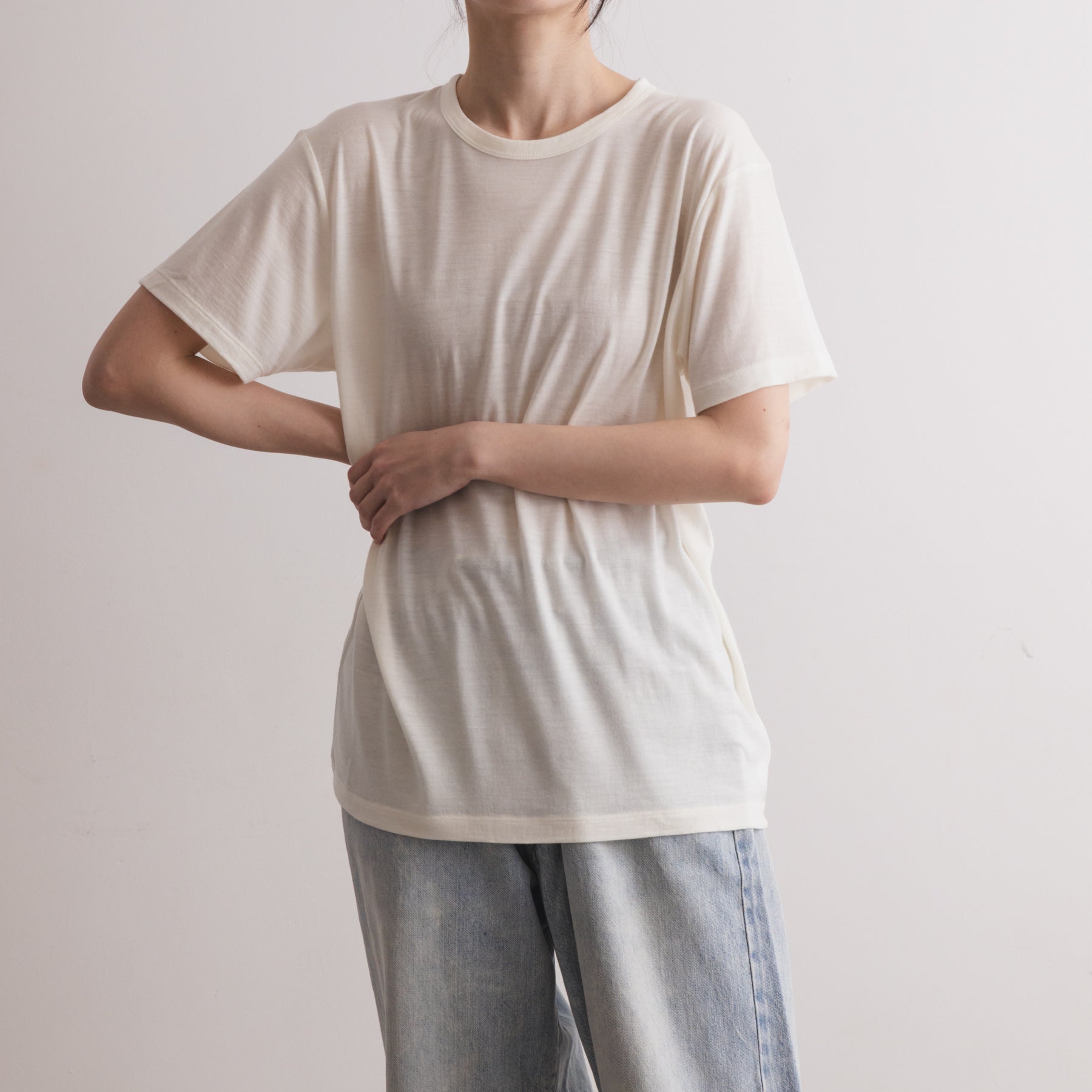 MEN'S メリノウール100%天竺 半袖Tシャツ, ホワイトの着用イメージ(女性、前)