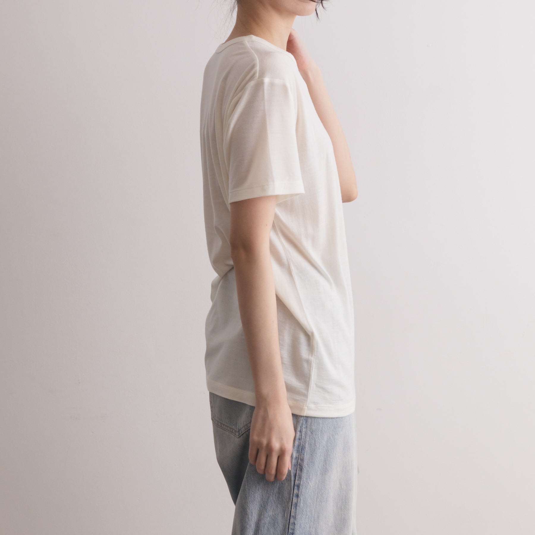 MEN'S メリノウール100%天竺 半袖Tシャツ, ホワイトの着用イメージ(女性、横)
