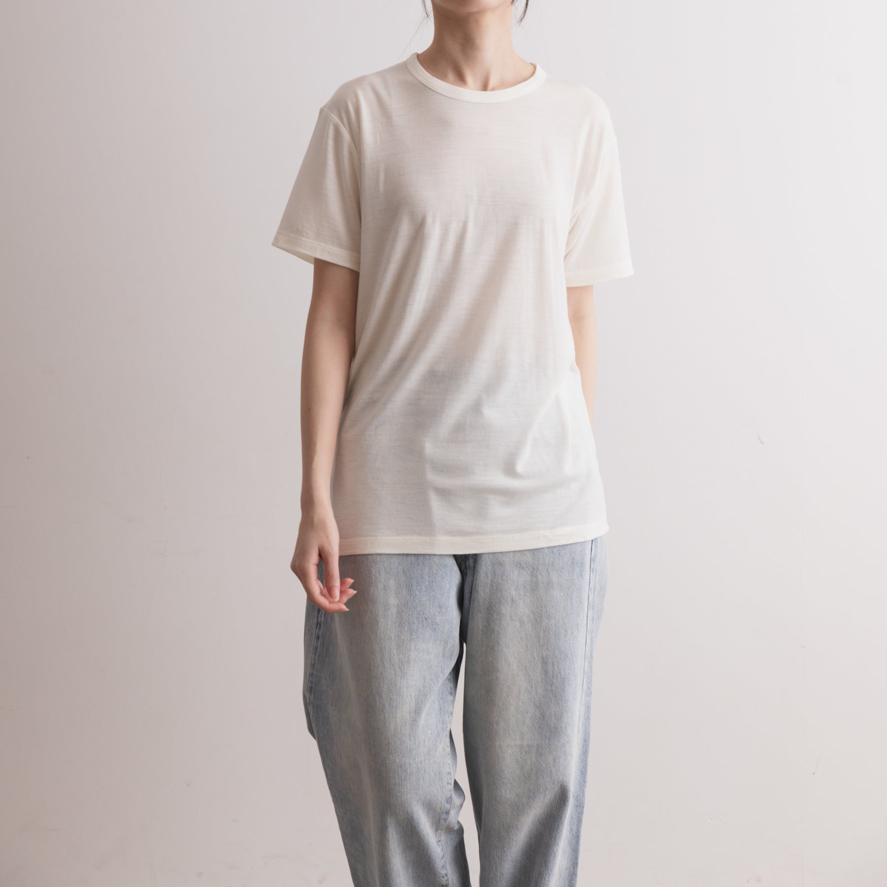 MEN'S メリノウール100%天竺 半袖Tシャツ, ホワイトの着用イメージ(女性、前)