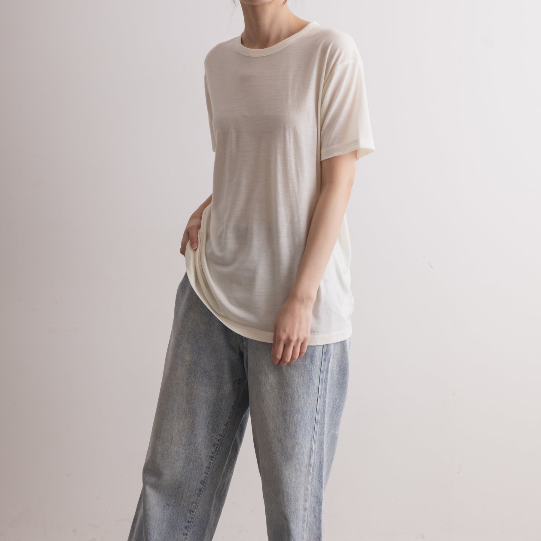 MEN'S メリノウール100%天竺 半袖Tシャツ, ホワイトの着用イメージ(女性、斜め前)