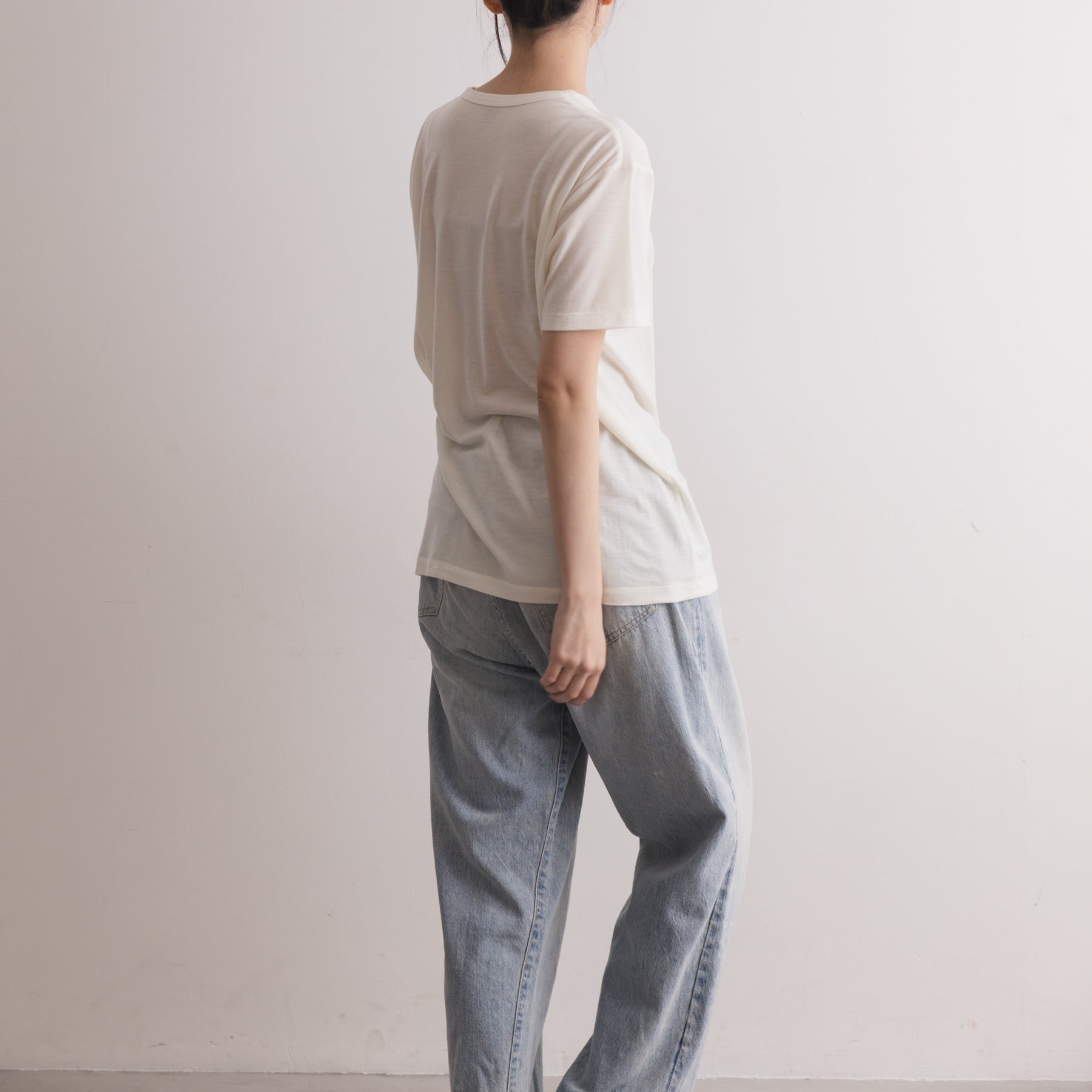 MEN'S メリノウール100%天竺 半袖Tシャツ, ホワイトの着用イメージ(女性、斜め後)