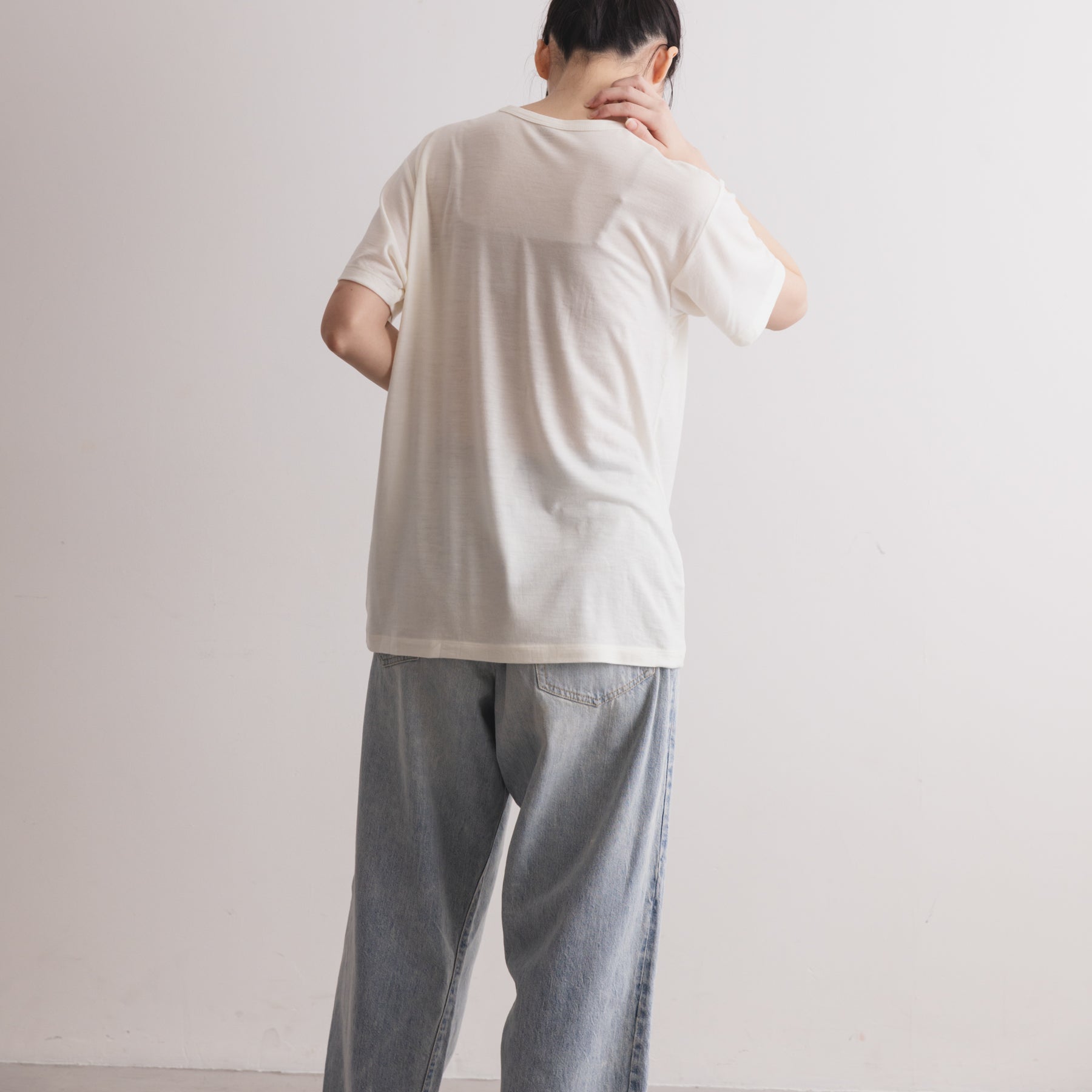MEN'S メリノウール100%天竺 半袖Tシャツ, ホワイトの着用イメージ(女性、後)