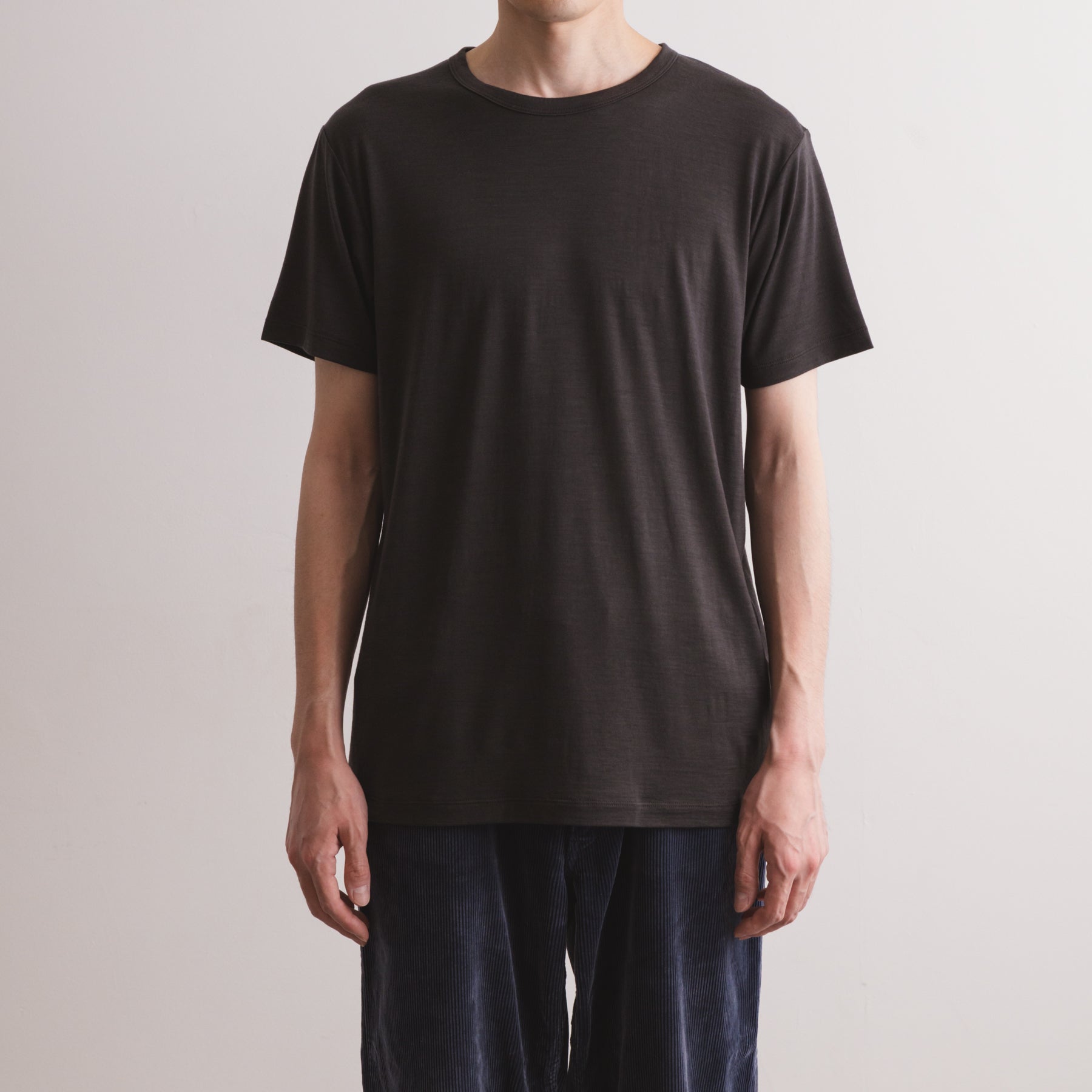 MEN'S メリノウール100%天竺 半袖Tシャツ, チャコールの着用イメージ(男性、前)
