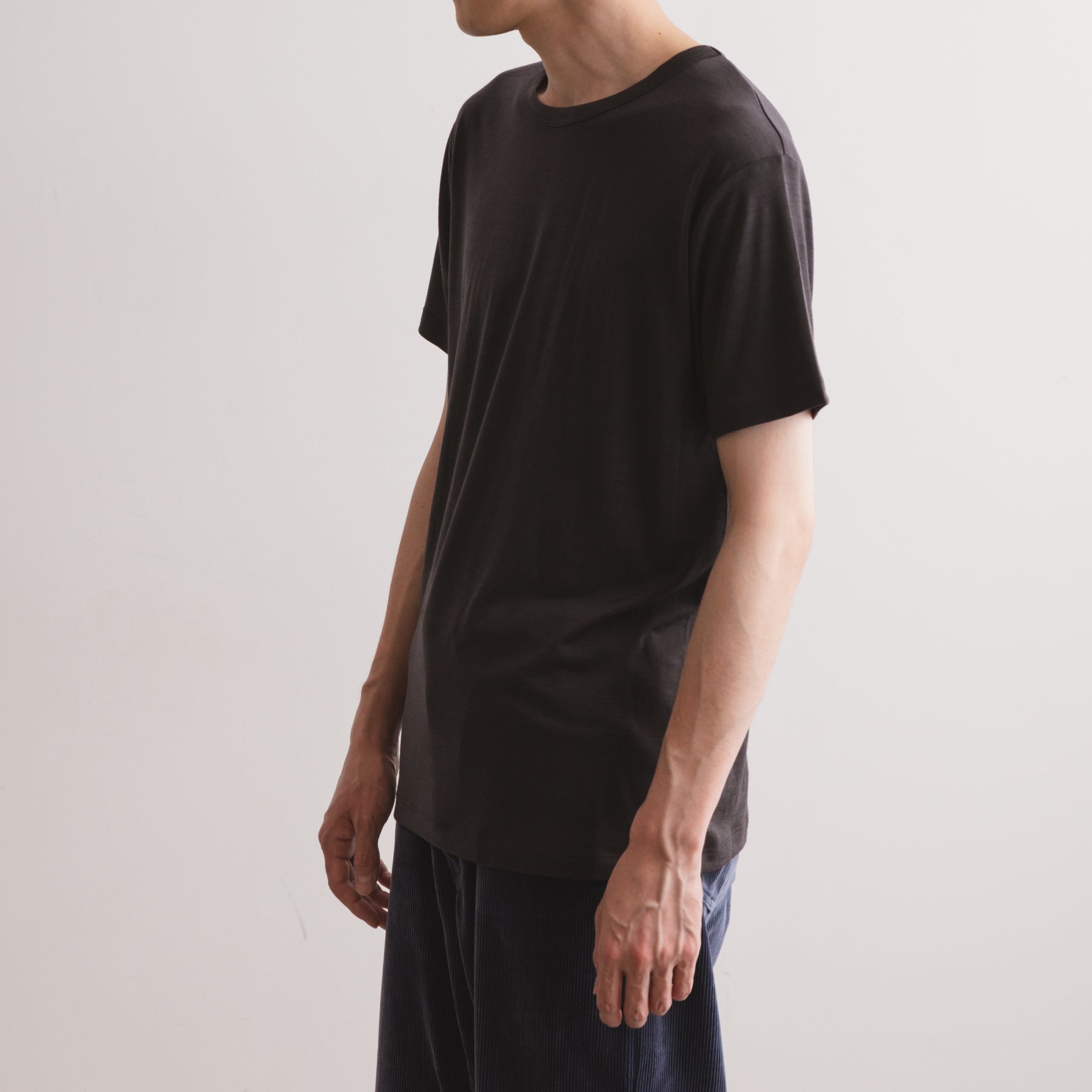 MEN'S メリノウール100%天竺 半袖Tシャツ, チャコールの着用イメージ(男性、斜め前)
