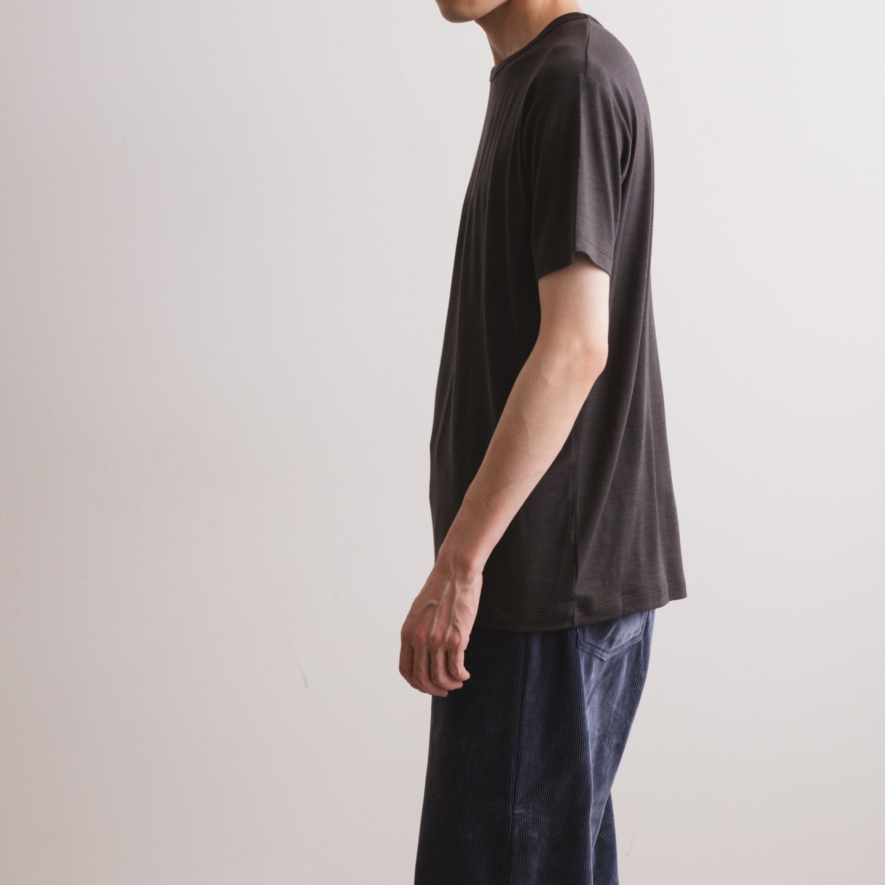 MEN'S メリノウール100%天竺 半袖Tシャツ, チャコールの着用イメージ(男性、横)
