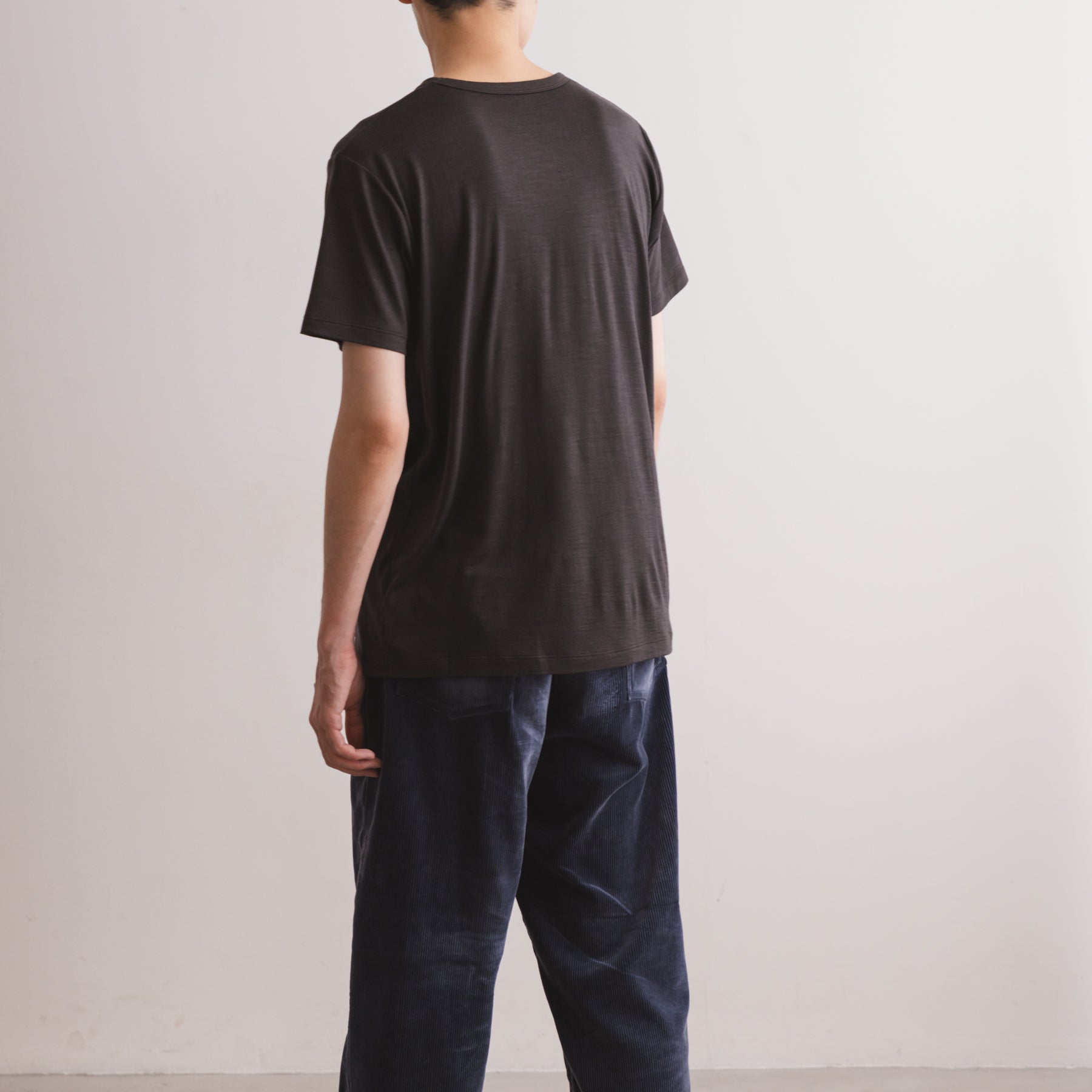 MEN'S メリノウール100%天竺 半袖Tシャツ, チャコールの着用イメージ(男性、斜め後)