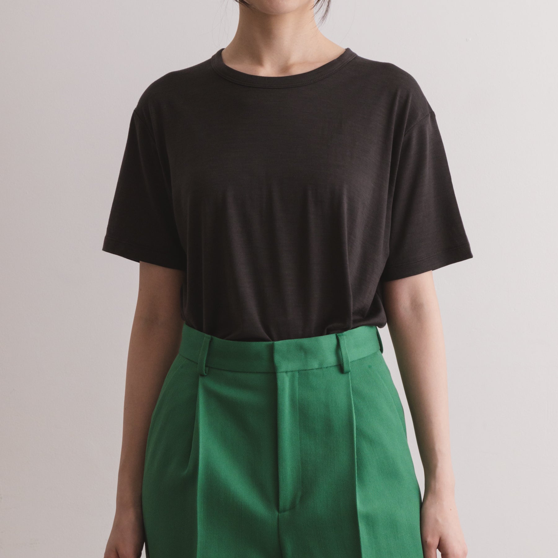 MEN'S メリノウール100%天竺 半袖Tシャツ, チャコールの着用イメージ(女性、前)