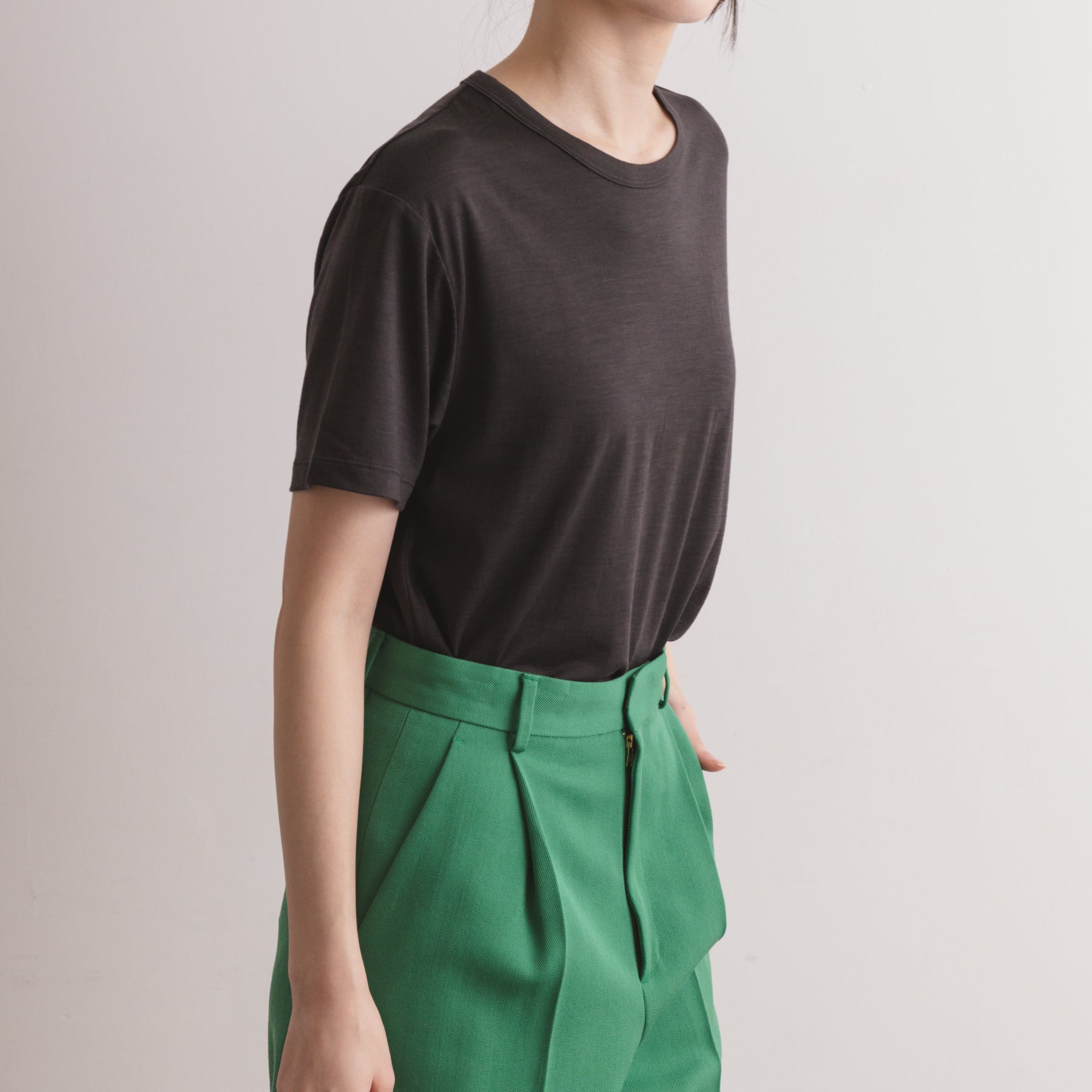 MEN'S メリノウール100%天竺 半袖Tシャツ, チャコールの着用イメージ(女性、斜め前)